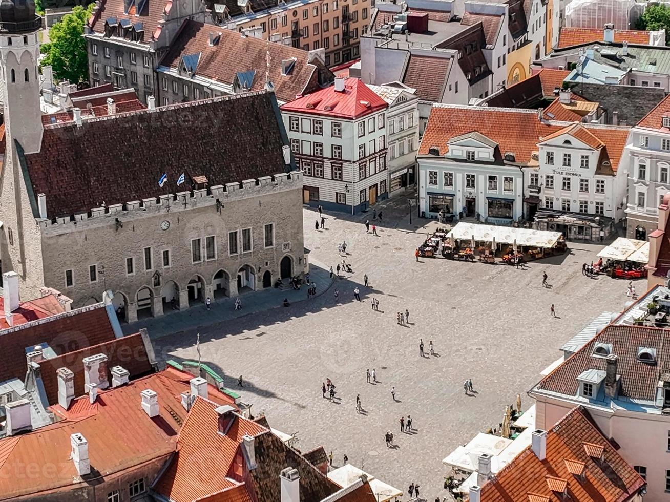 luchtfoto van de zonnige dag tijdens de zomer in een prachtig middeleeuws stadhuis foto