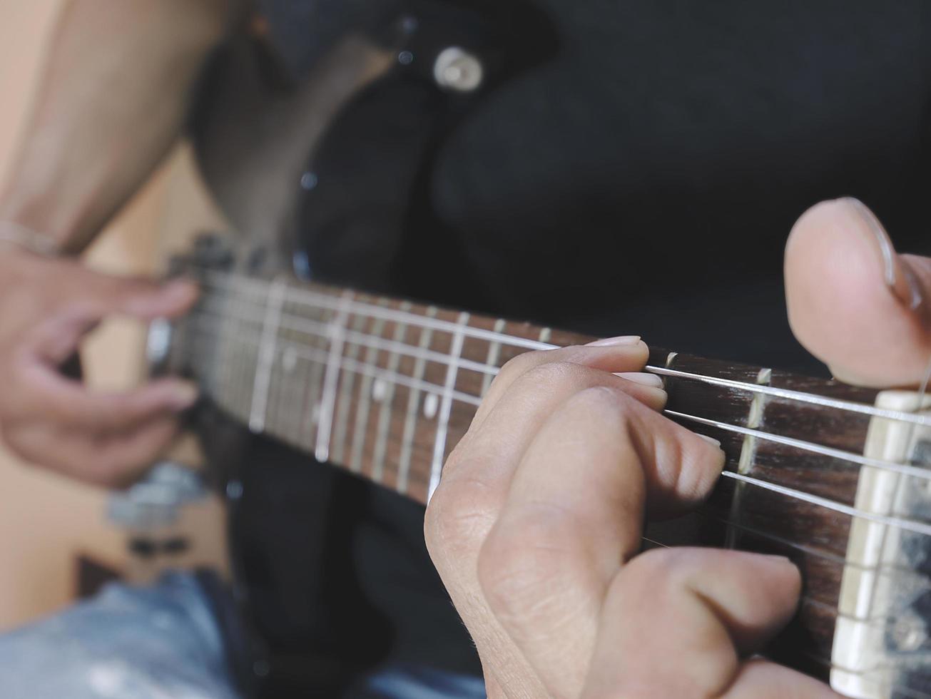 gitaar artiest muziekspeler rockgitarist hoe akkoord zacht te spelen en concept achtergrond van muzikant te vervagen. foto