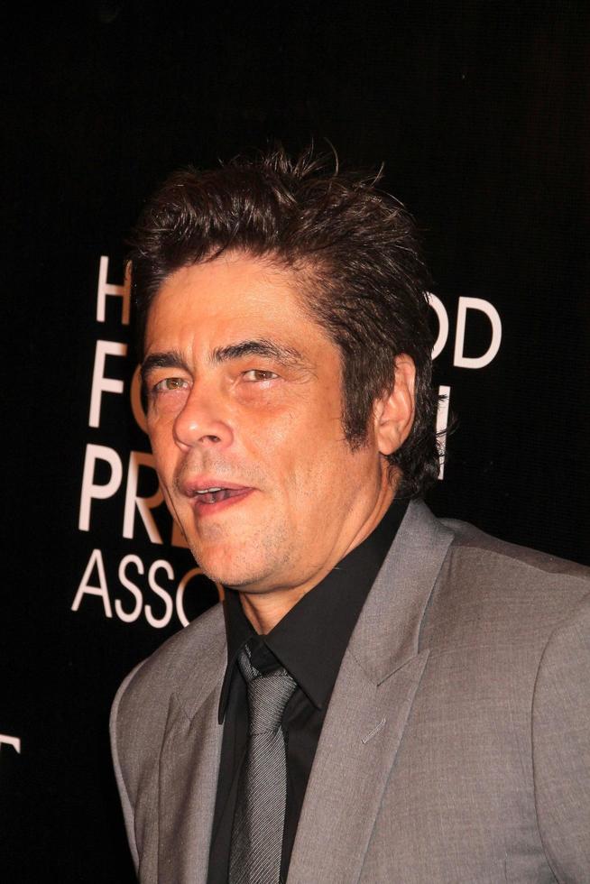 los angeles, 13 aug - benicio del toro bij de hfpa organiseert jaarlijks beurzenbanket, aankomst in het beverly wilshire hotel op 13 augustus 2015 in beverly hills, ca foto