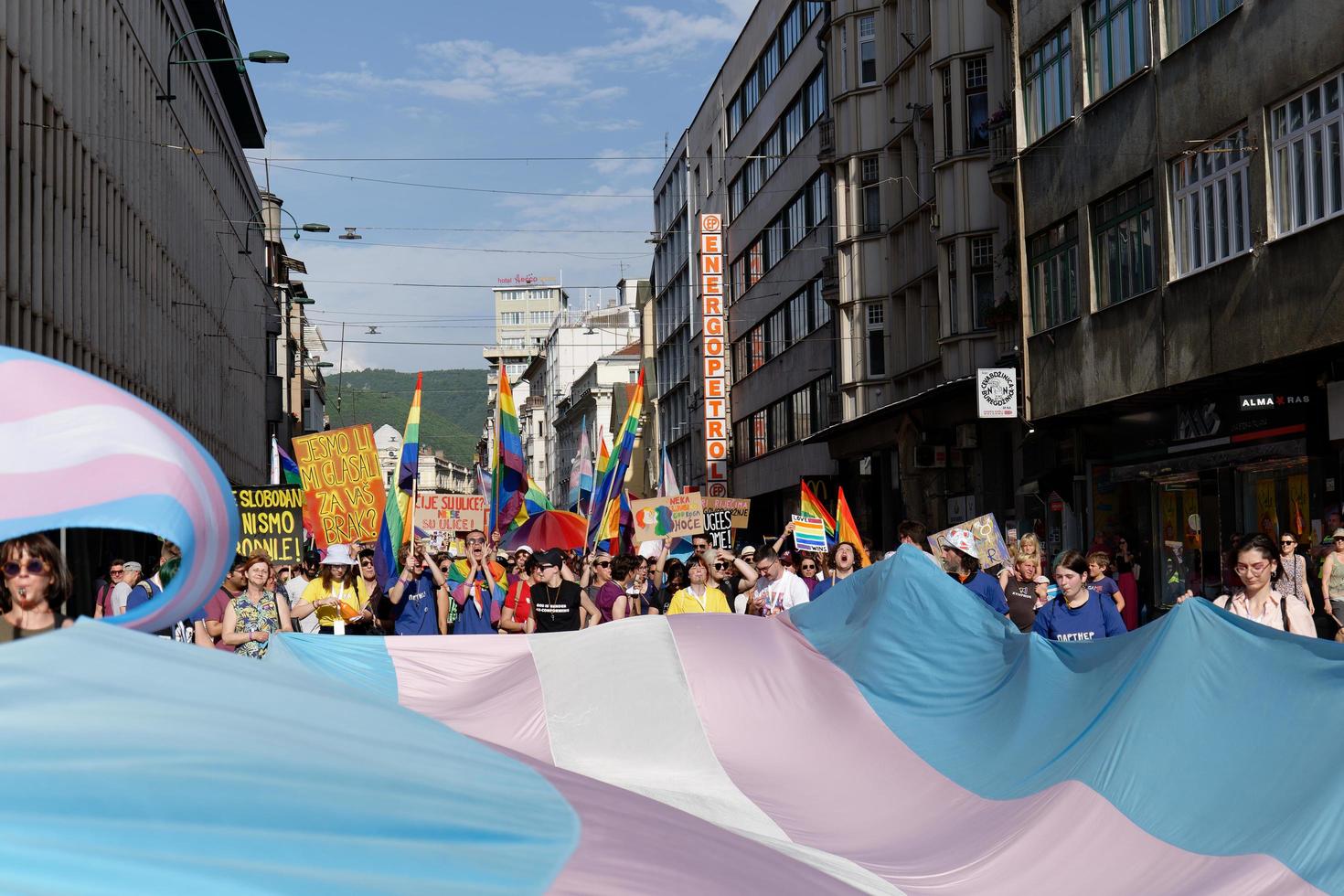 sarajevo, bosnië herzegovina juni 2022 lgbtiq maart trots. kleurrijke parade ter ere van lgbtiq-rechten. demonstranten lopen met spandoeken en vlaggen. mensenrechten. trots, passie en protest. regenboog. foto
