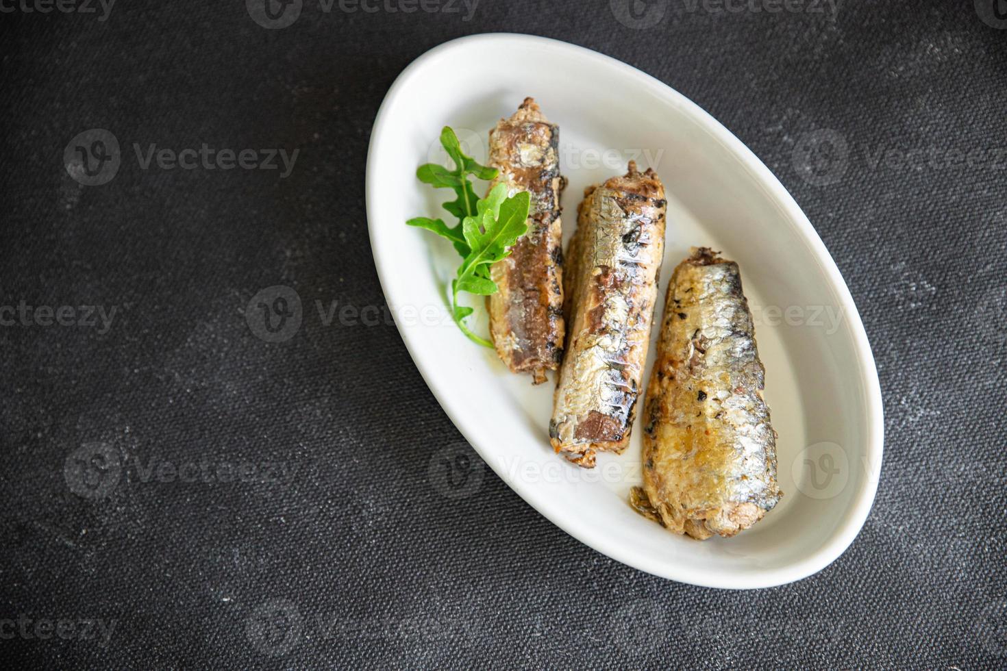 sardine vis ingeblikte zeevruchten verse maaltijd voedsel snack dieet op tafel kopieer ruimte voedsel achtergrond rustiek bovenaanzicht foto