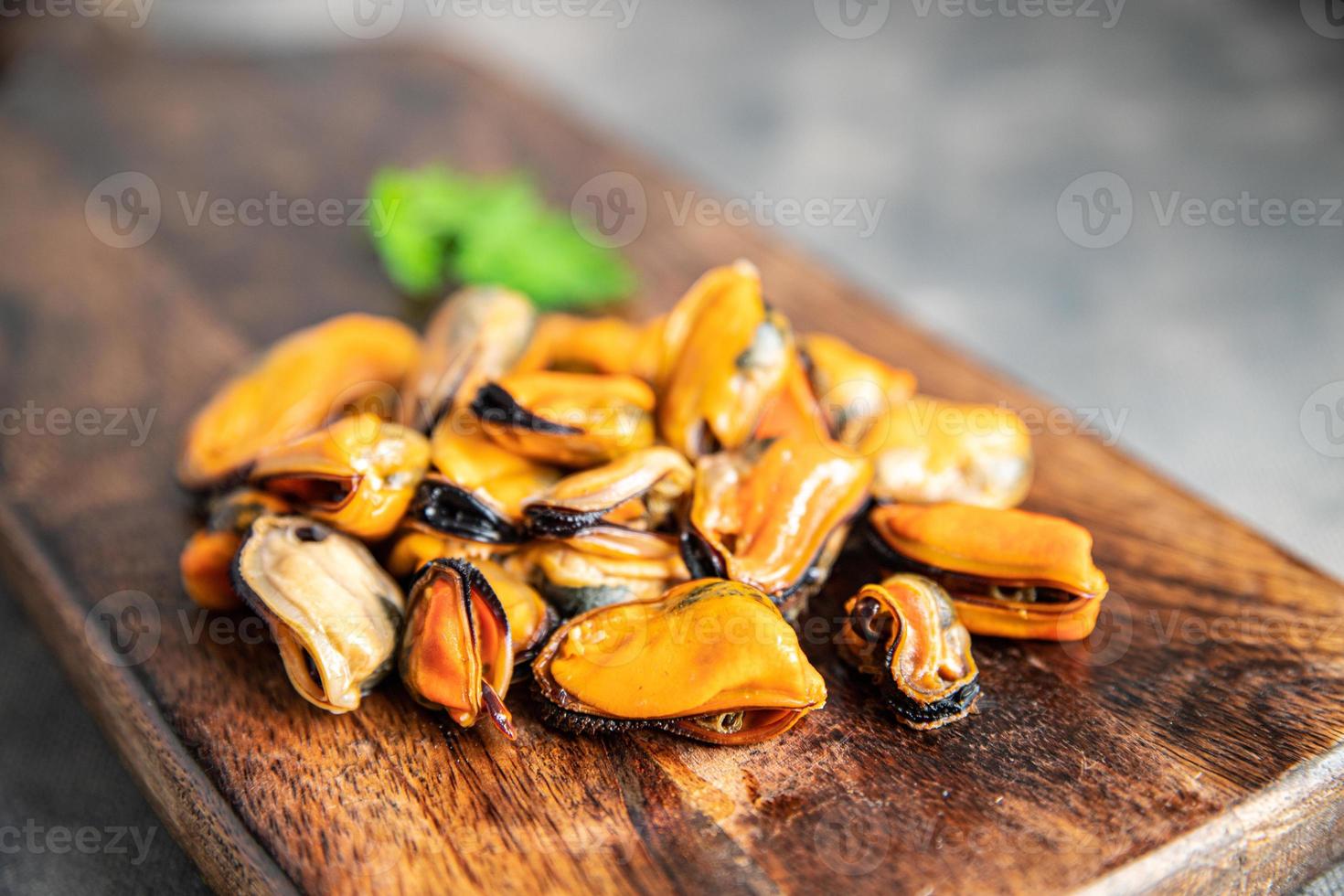 mosselen klaar om te eten zeevruchten verse gezonde maaltijd voedsel snack dieet op tafel kopieer ruimte voedsel achtergrond foto