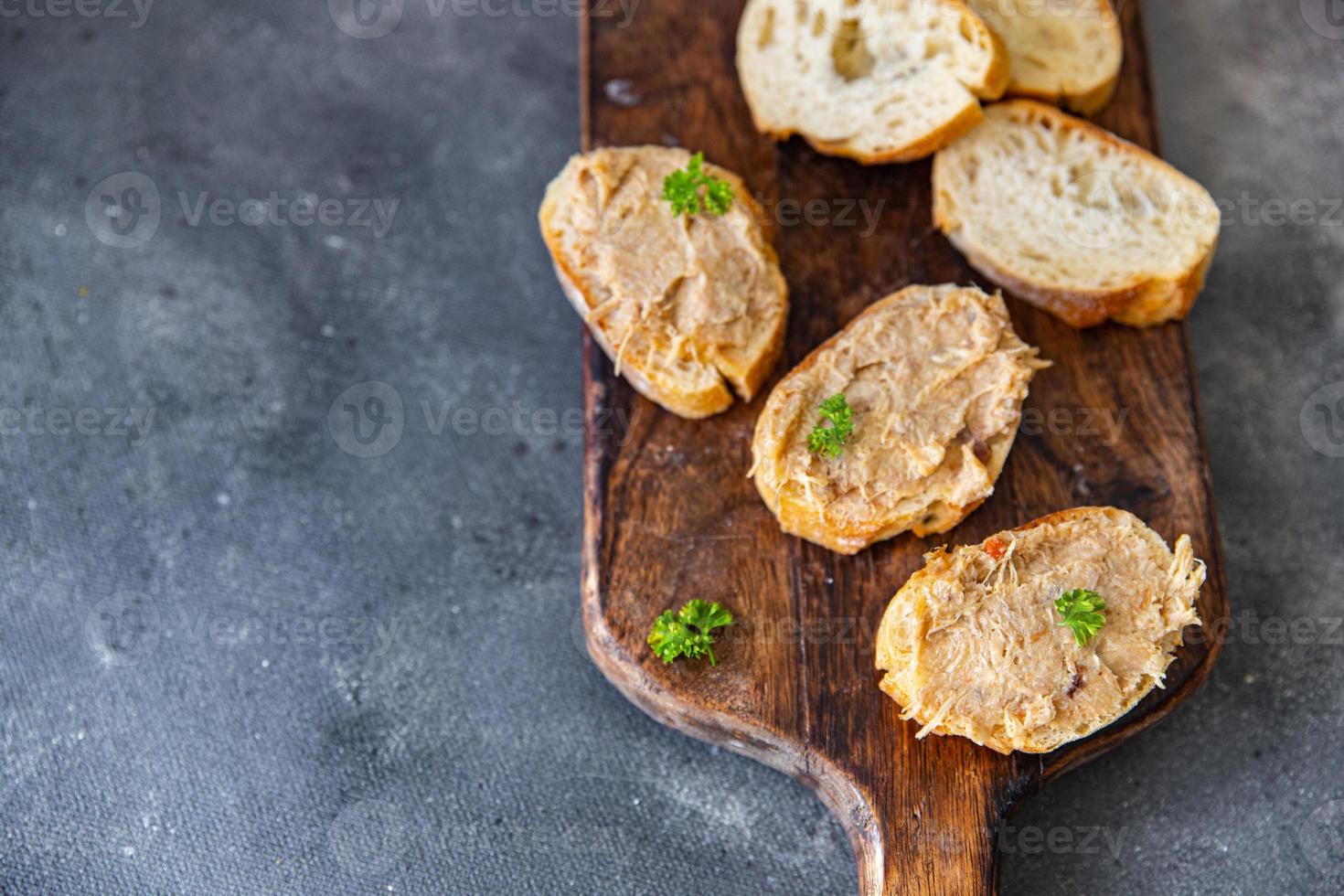 rillettes kippenvlees of eend, gans gevogelte pate keuken verse gezonde maaltijd eten snack op tafel kopieer ruimte voedsel achtergrond foto