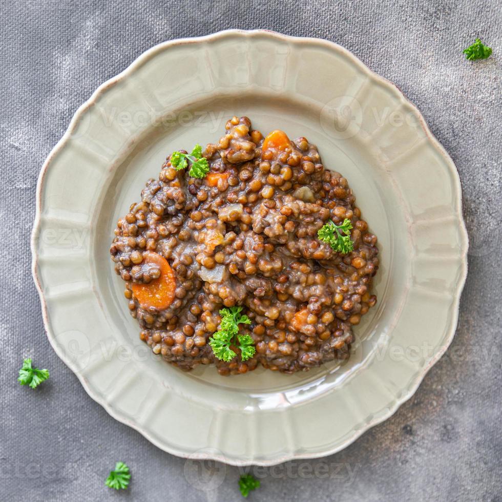 linzen met groenten keuken vers gezond maaltijd eten snack dieet op tafel kopieer ruimte eten achtergrond rustiek bovenaanzicht keto of paleodieet vegetarisch veganistisch of vegetarisch foto