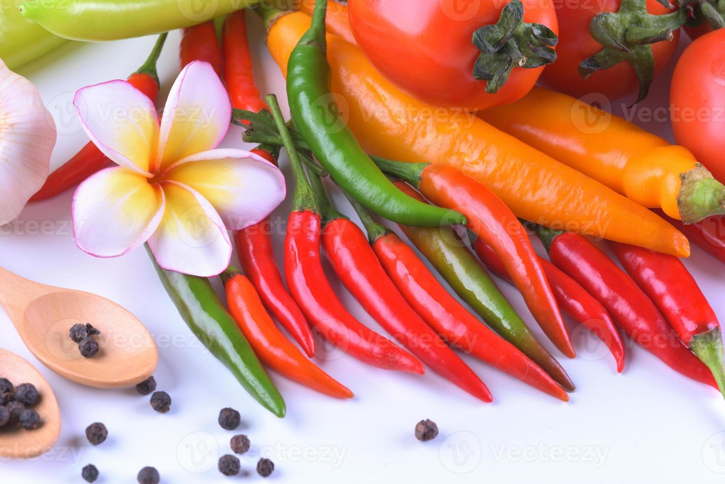 aziatische ingrediënten eten verse kruiden plantaardige tomaat, chili, knoflook, peper, plumeria bovenaanzicht met ruimte voor tekst. foto