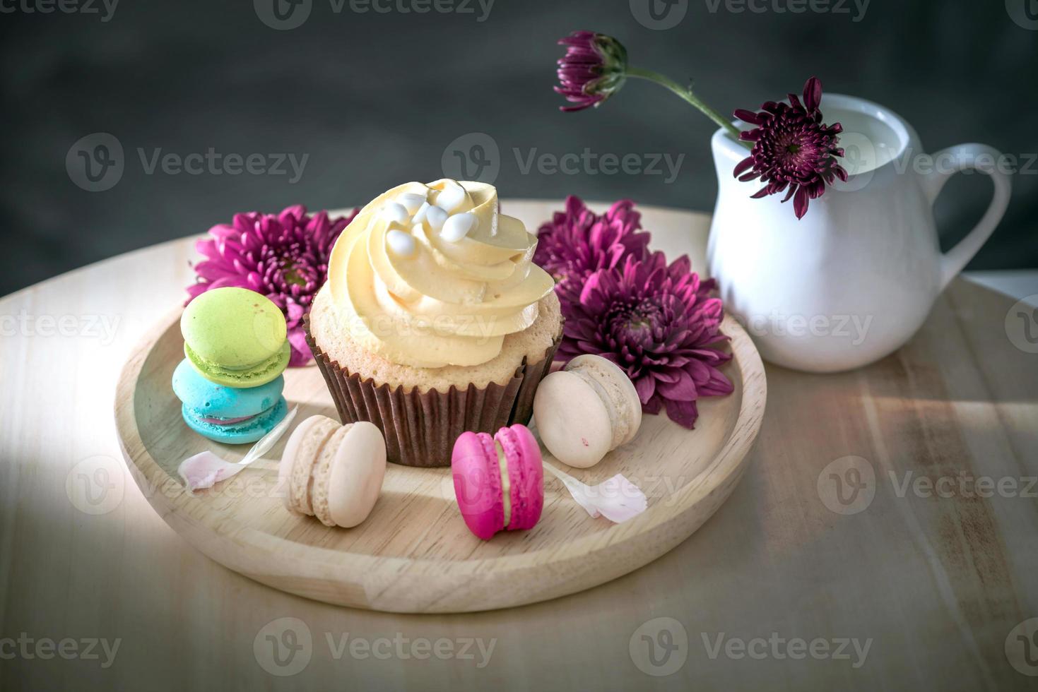 macarons of bitterkoekjes en cupcakes op houten dessert zoet mooi om te eten foto