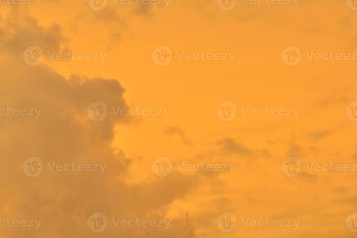 de lucht met wolken prachtige zonsondergang achtergrond foto