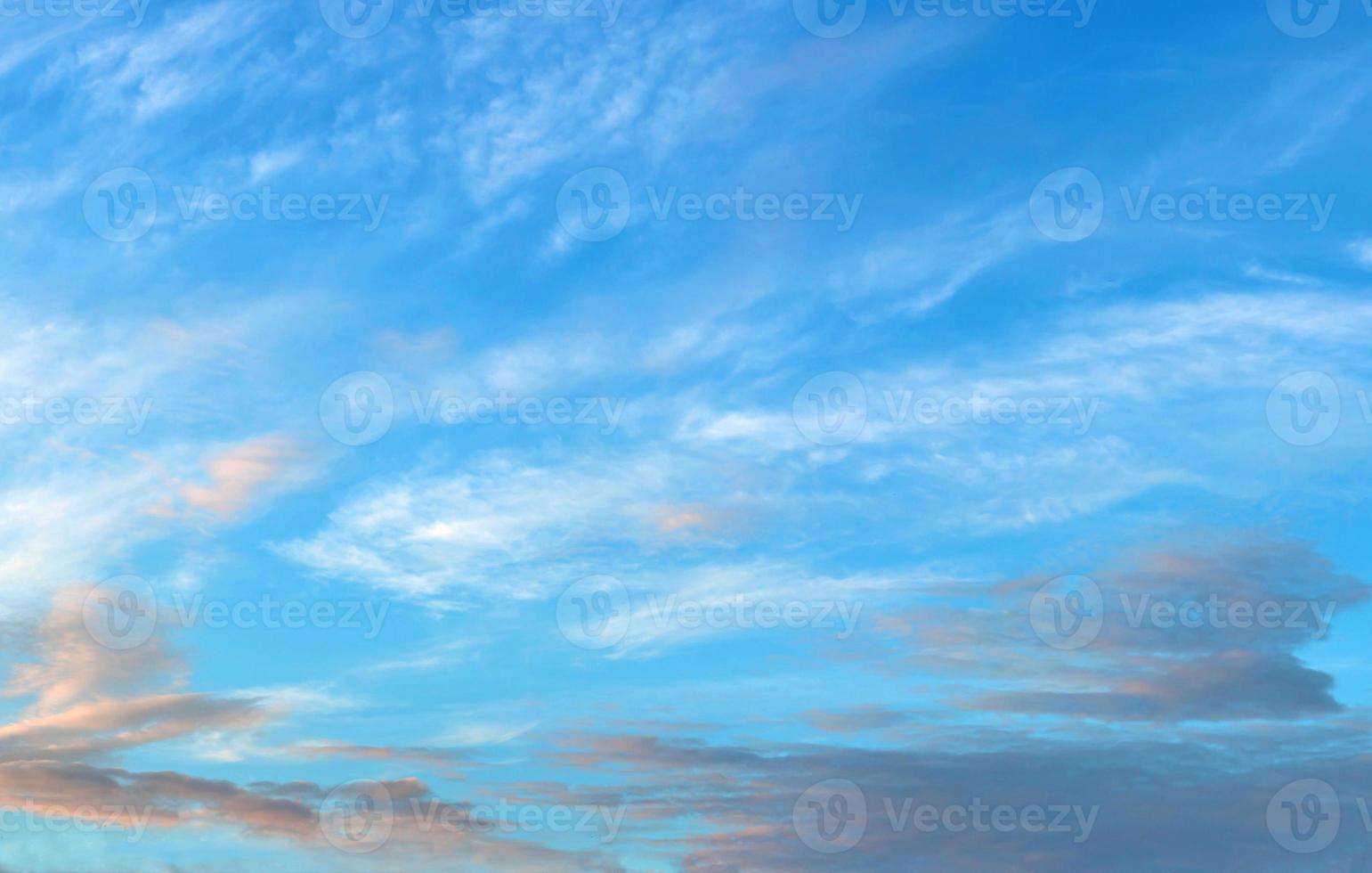 de lucht met wolken prachtige zonsondergang achtergrond foto