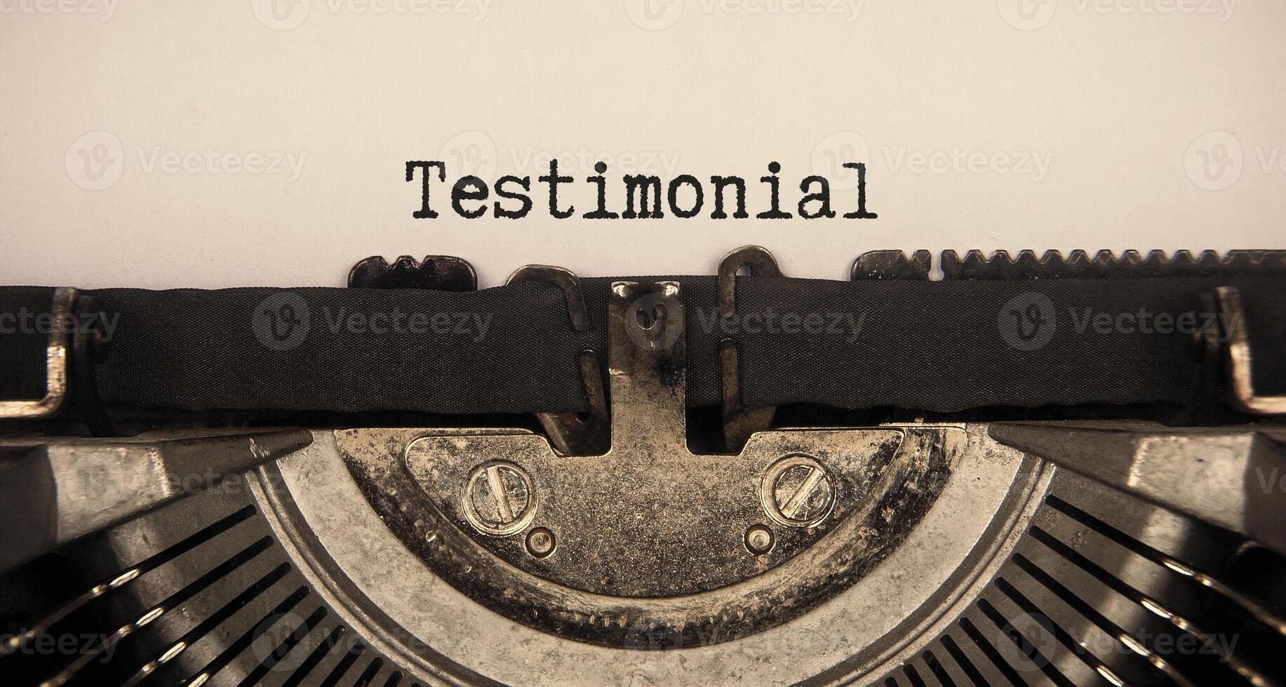 testimonial tekst getypt op een oude vintage typemachine. conceptueel foto