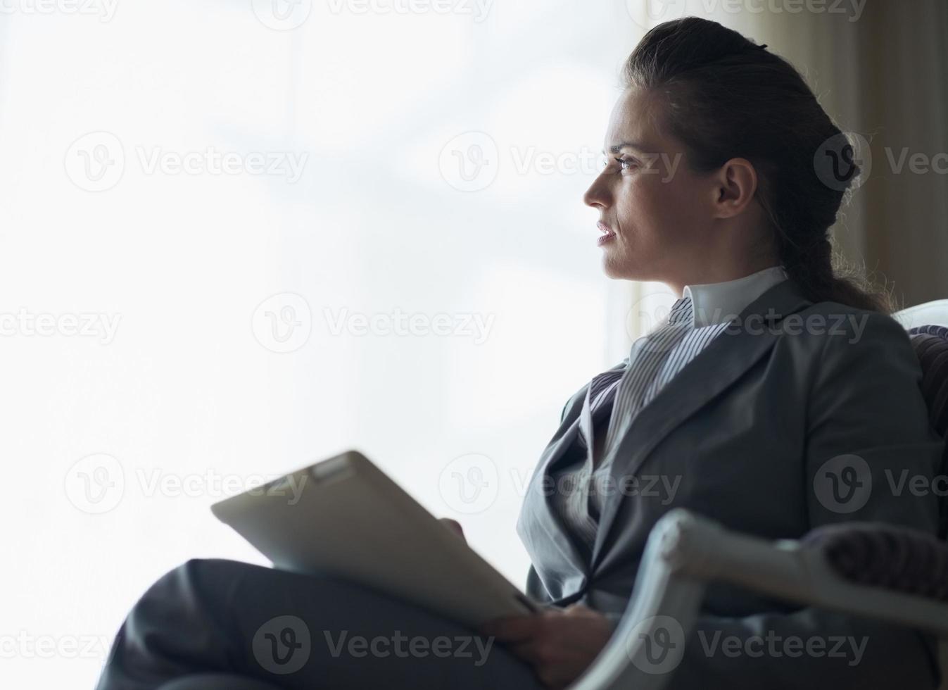 silhouet van doordachte zakenvrouw met tablet pc foto