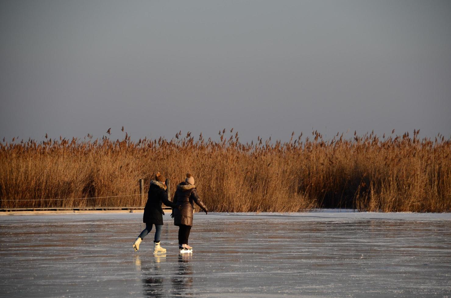 twee vrouwen schaatsen foto