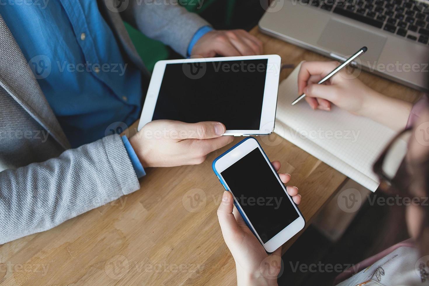 smartphone, tablet en laptop met Kladblok in handen foto