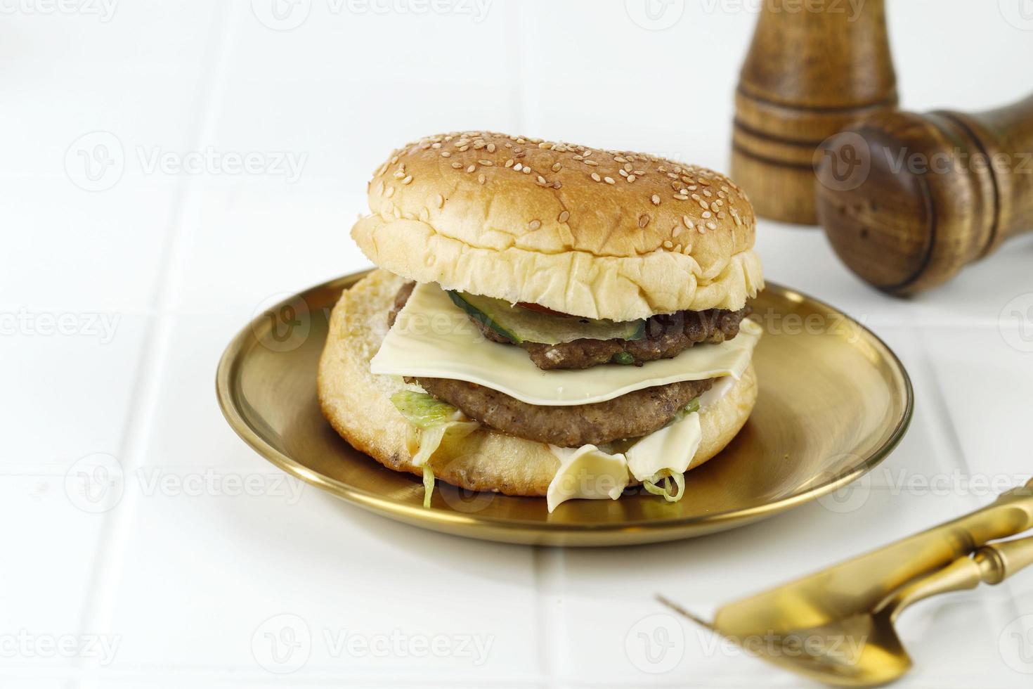 zelfgemaakte premium kaashamburger op gouden bord foto