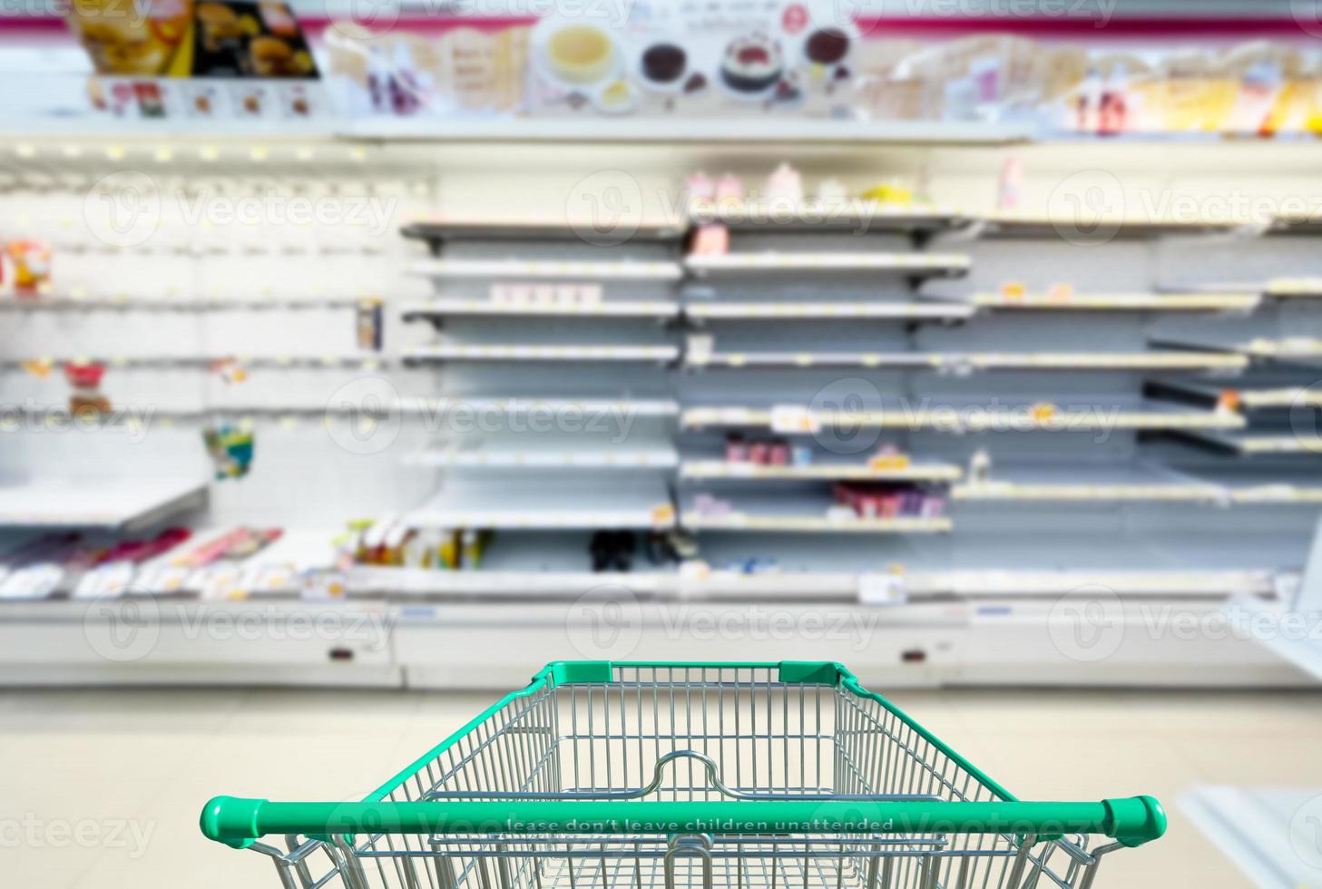 lege schappen bij een warenhuis tijdens de coronaviruspandemie van 2021 foto