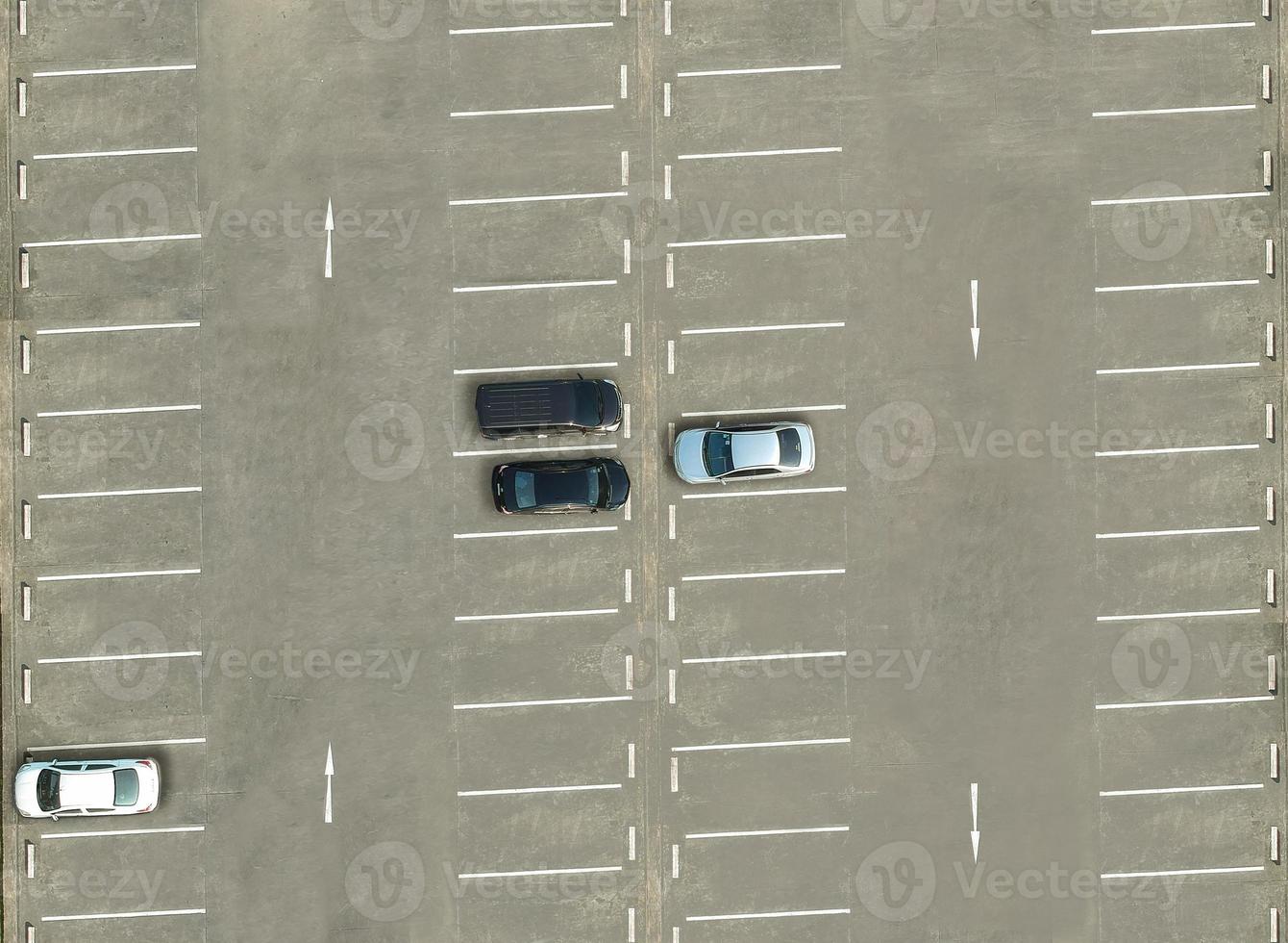 uitzicht vanaf drone boven lege parkeerplaatsen, luchtfoto foto
