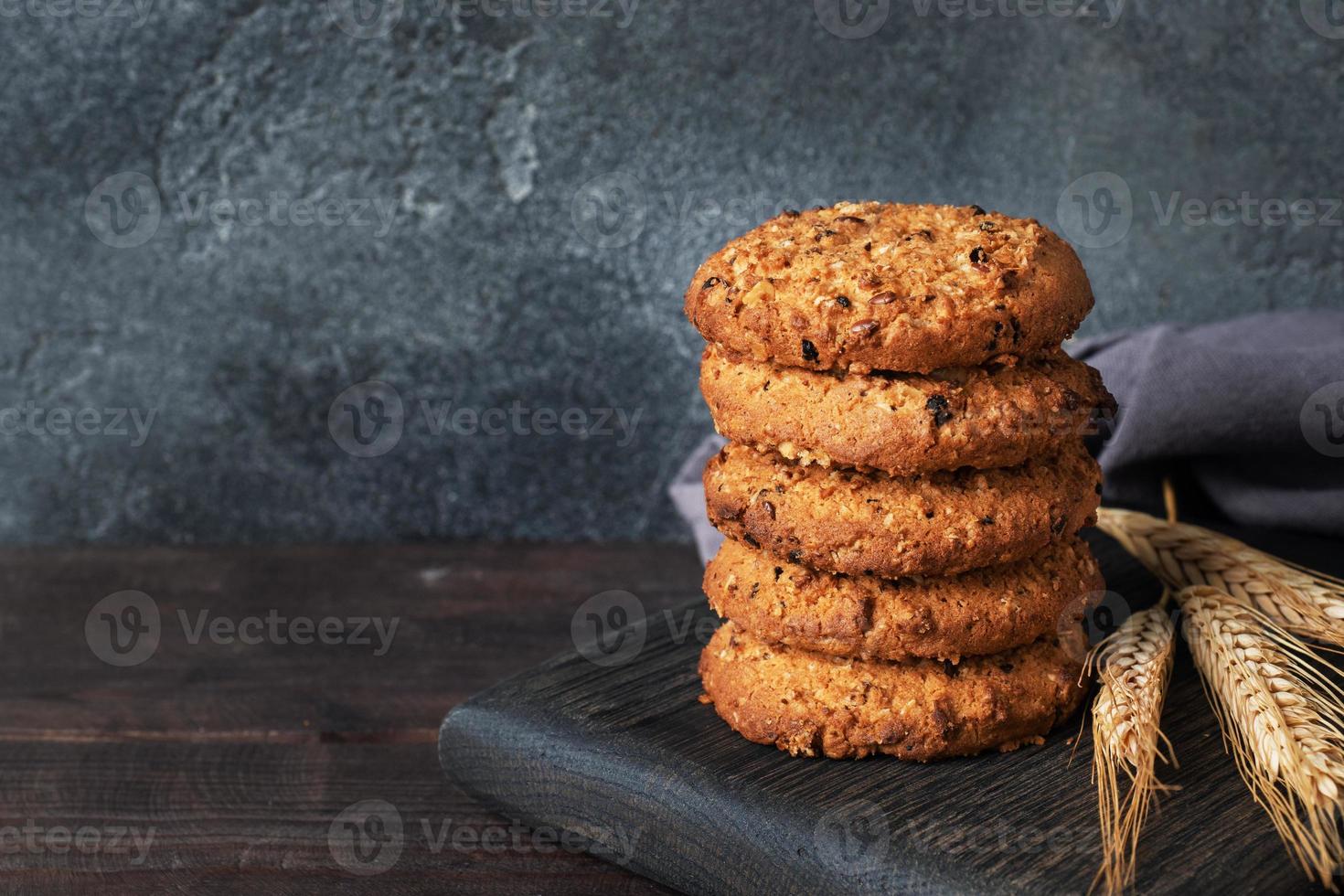 zelfgemaakte koekjes met granen en zaden. havermout crackers op een houten achtergrond. ruimte kopiëren. foto