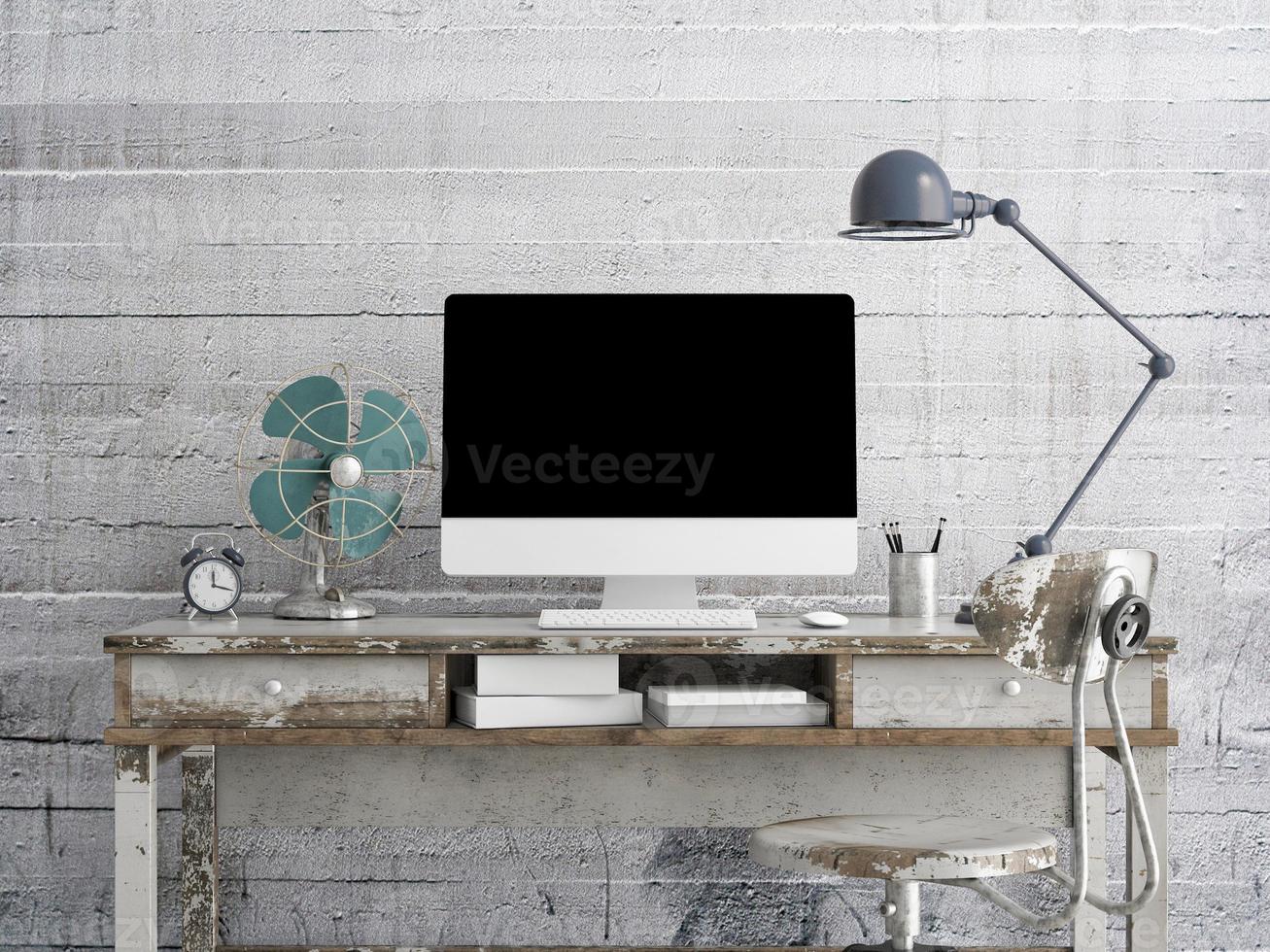 bespotten monitor op tafel, concrete achtergrond foto