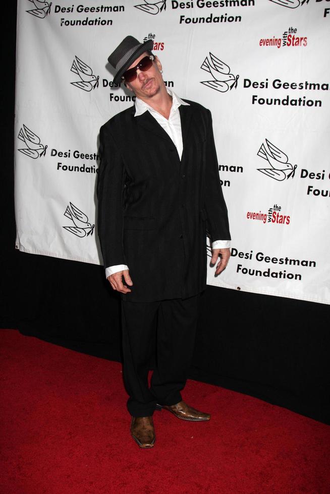 los angeles, 9 okt. david shark fralick arriveert op de avond met de sterren 2010 benefiet voor de desi geestman foundation in het boerenmarkttheater op 9 oktober 2010 in los angeles, ca foto