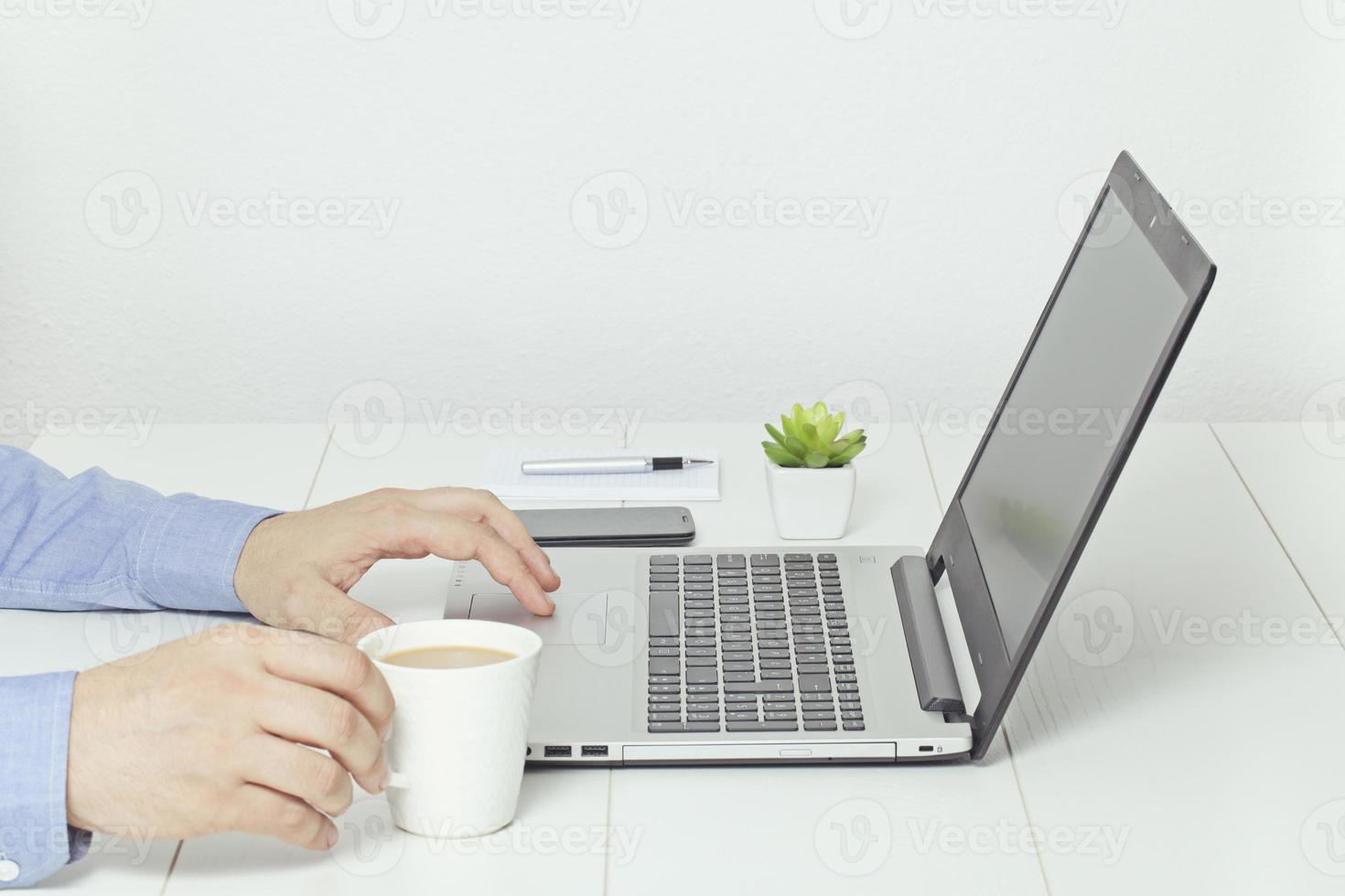 man aan het werk op laptop. koffiepauze op kantoor. foto