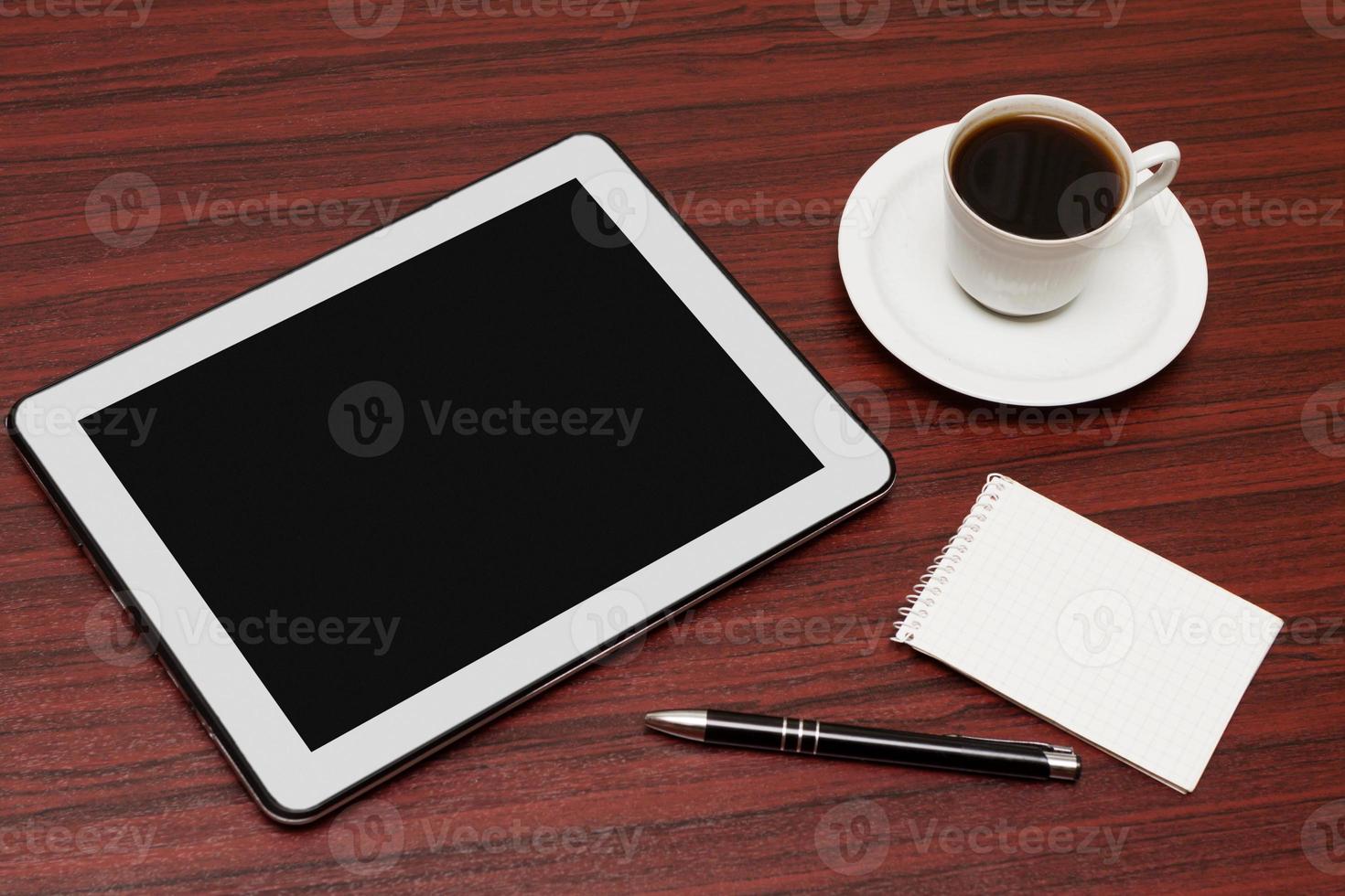 lege tablet en een kopje koffie op kantoor foto
