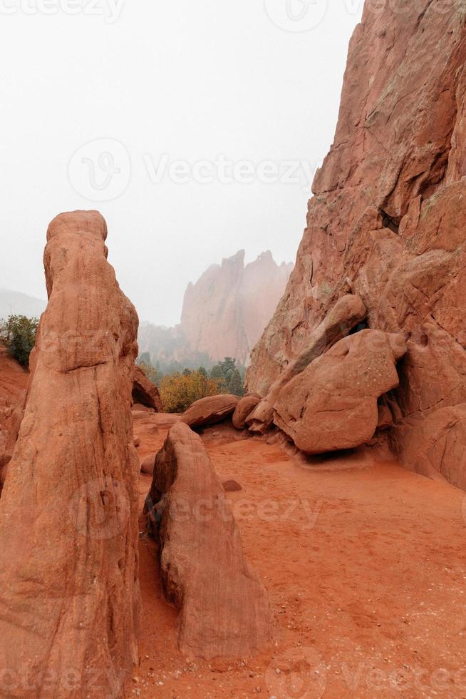 rode rotsachtige landschapsmening foto