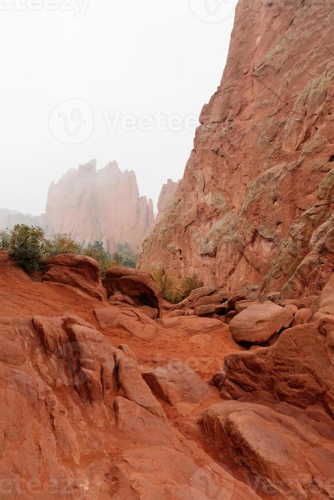 rode rotsachtige landschapsmening foto