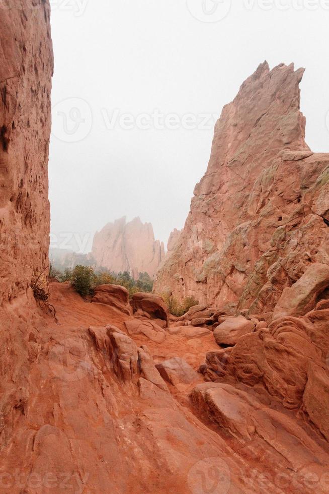 rode rotsachtige landschapsmening foto