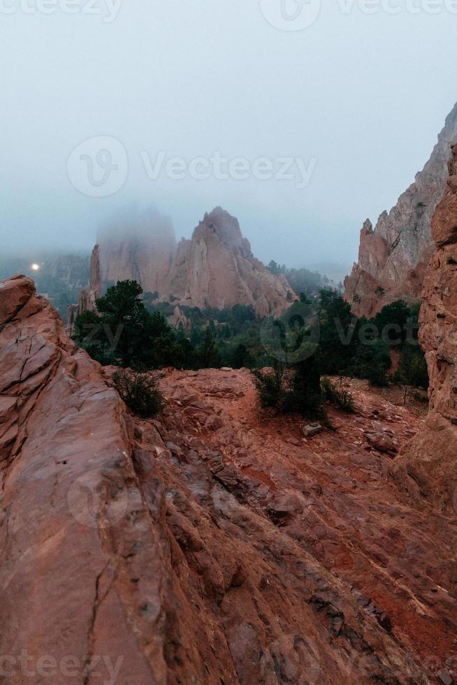 rode rotsachtige landschapsmening foto