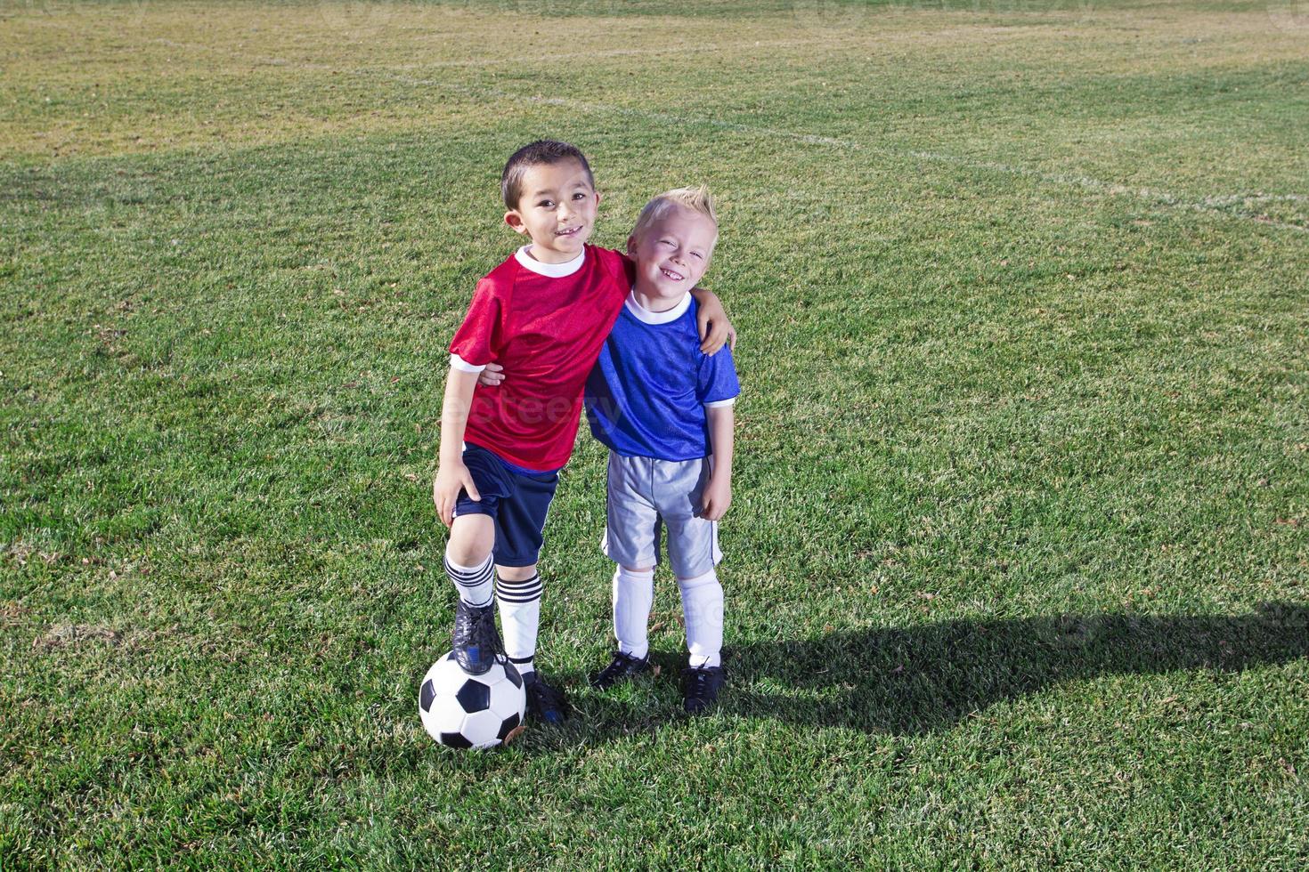 twee jonge voetballers op het veld foto