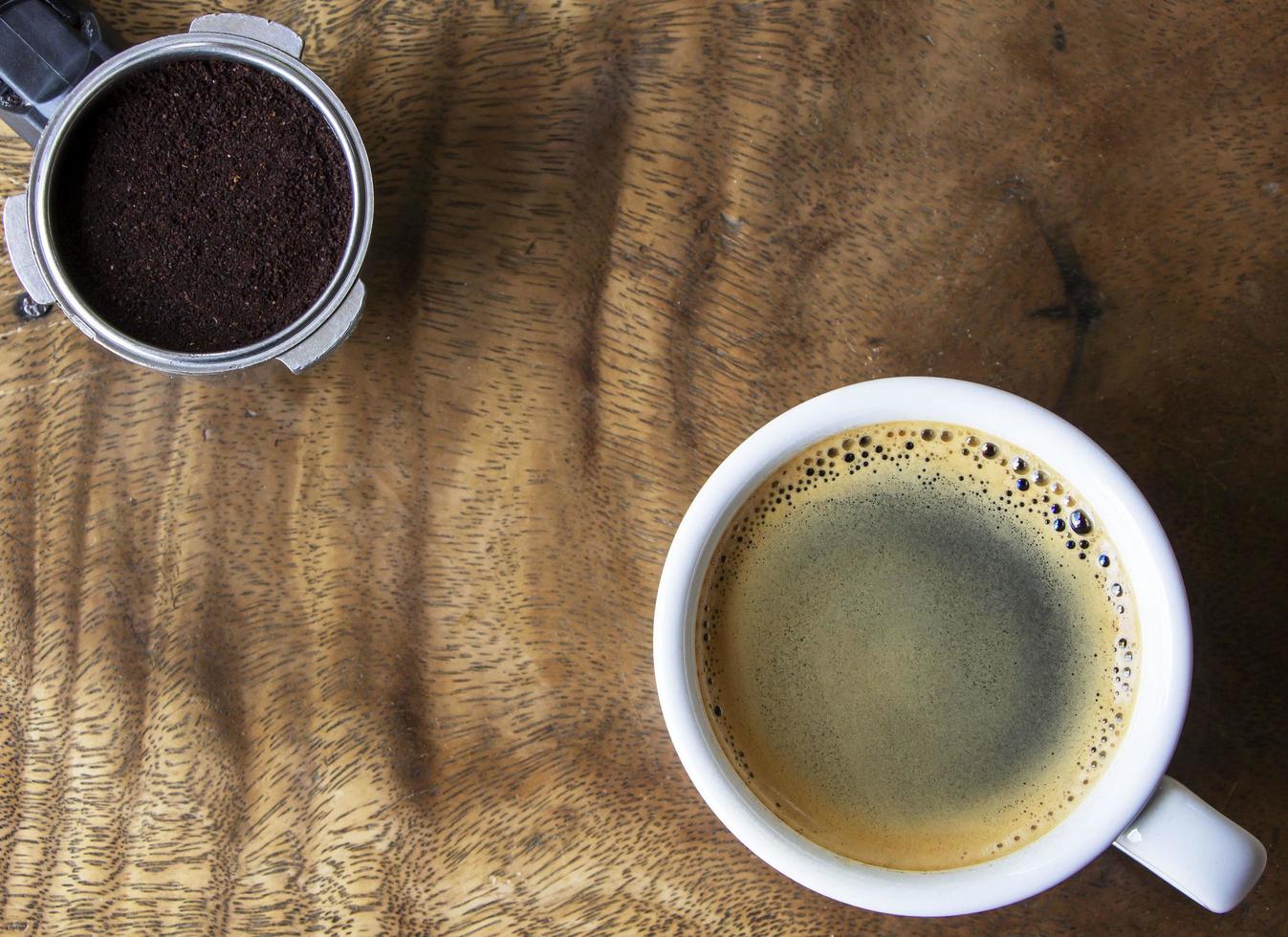 kopje koffie en gemalen koffie foto