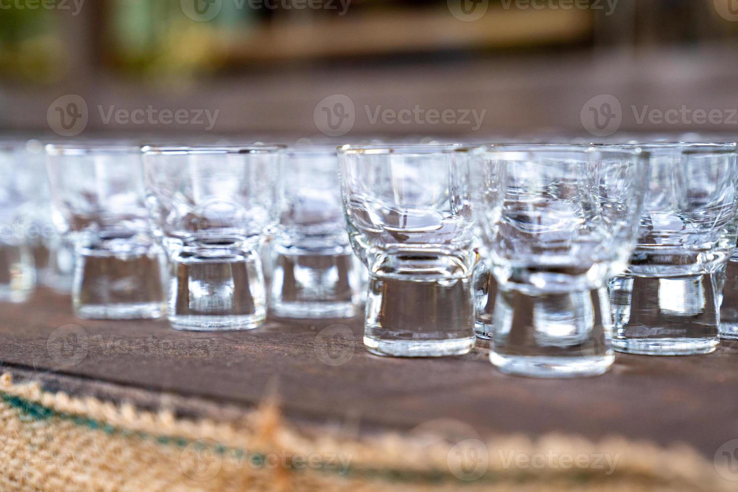 close-up gerangschikt glas op tafel in abstract veld in feesttijd voor elke luxe achtergrond. foto