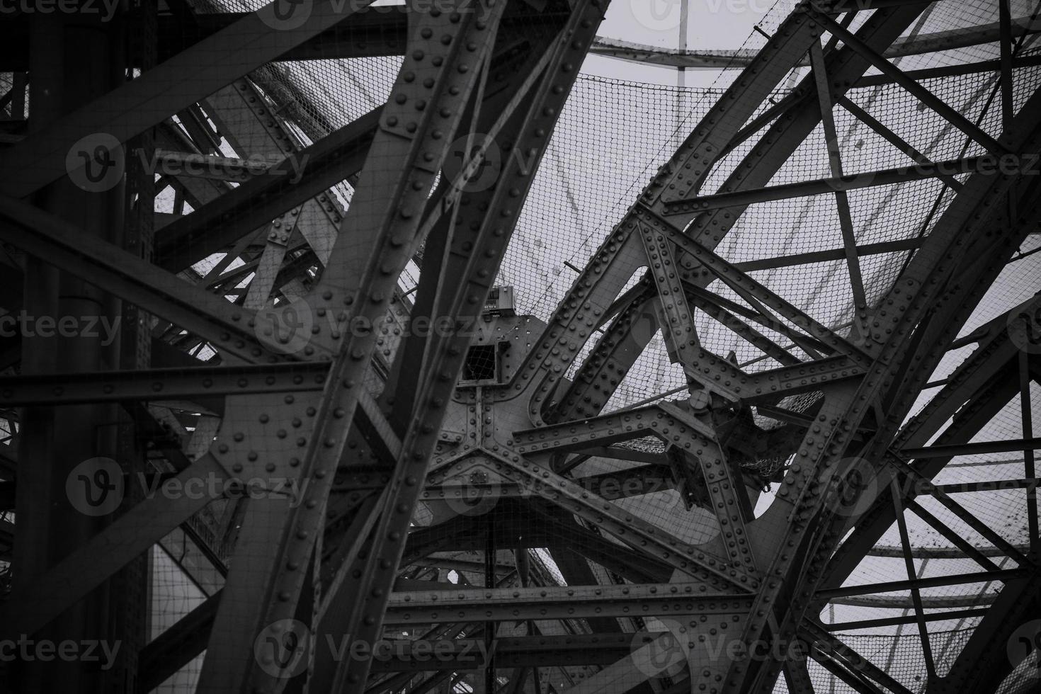 metalen constructies in zwart-wit foto