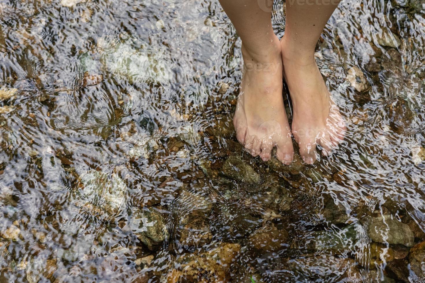 vrouwen voeten blootsvoets in het water foto