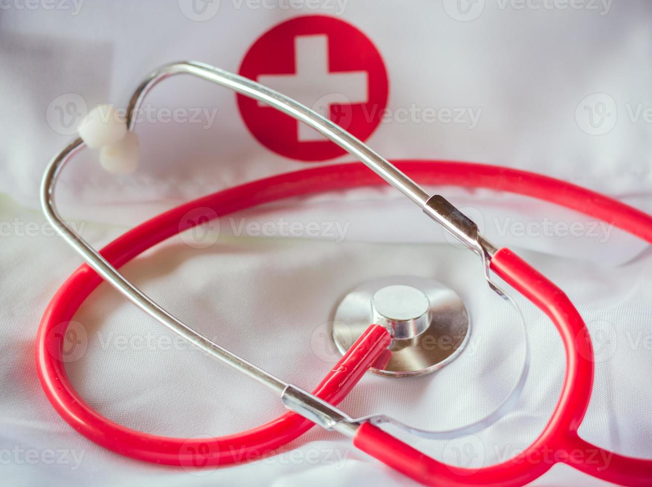 rode stethoscoop op een laboratoriumjas ii foto