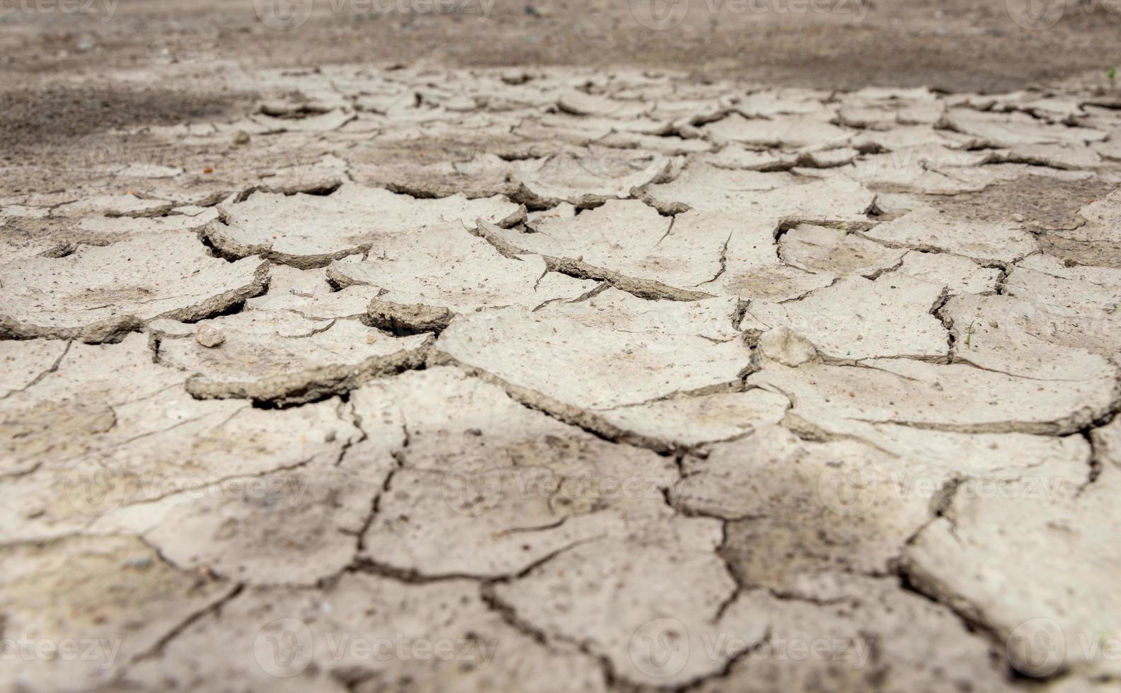 gedroogde gebarsten modder conceptueel van een droogte foto