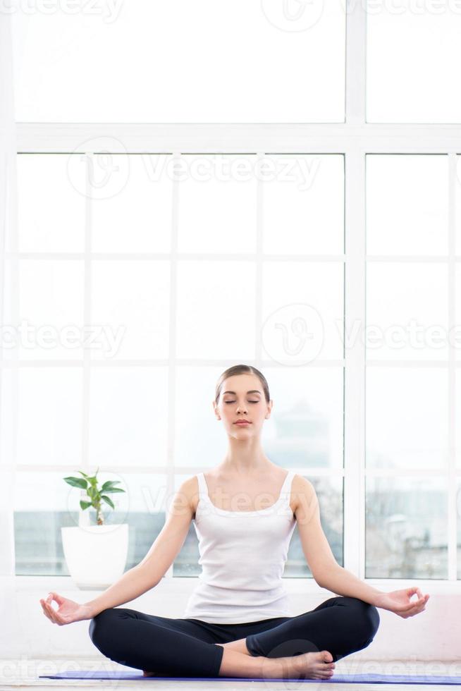 yoga concept met mooie vrouw foto