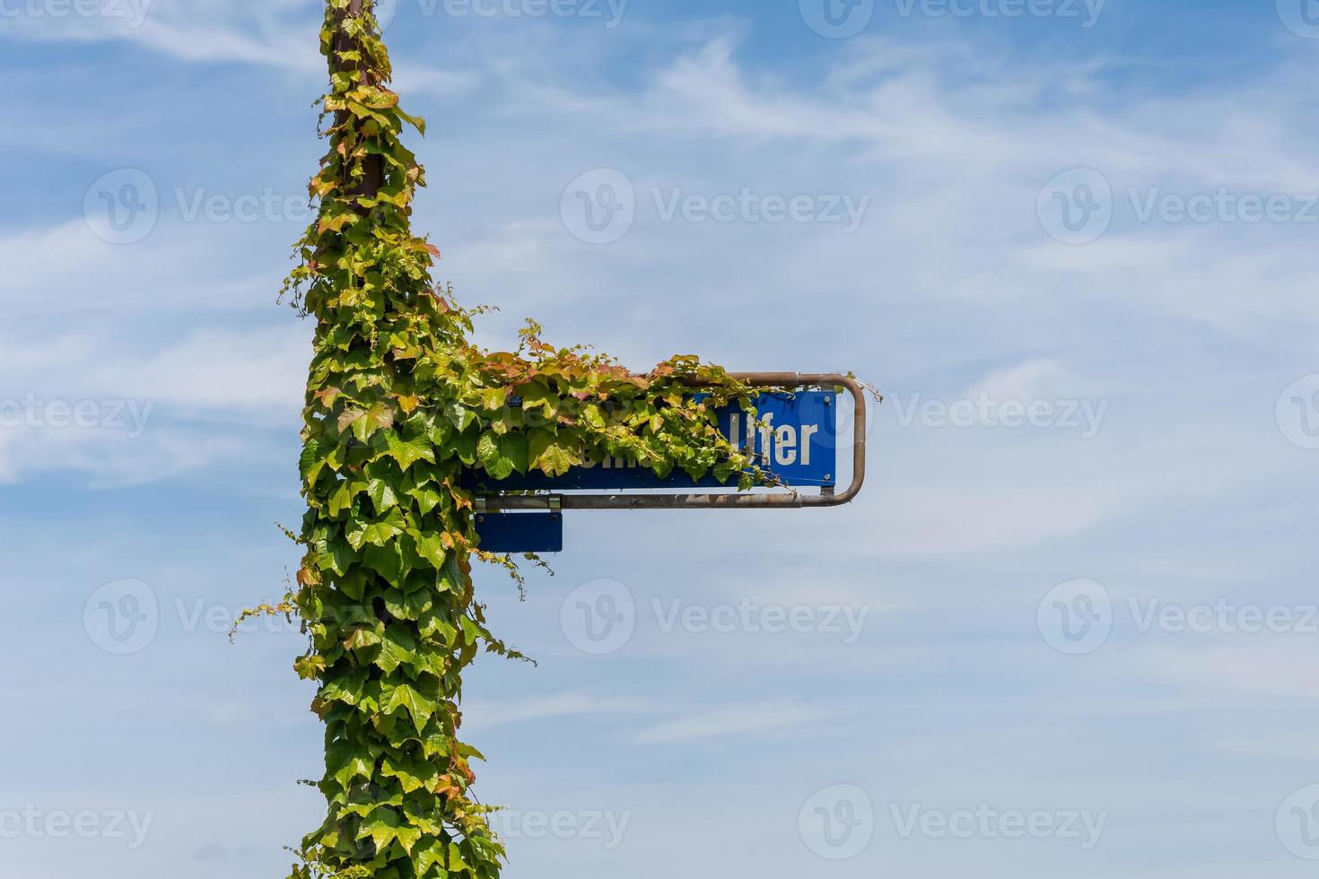 overwoekerd verkeersbord in duitsland met het zichtbare woord shore foto