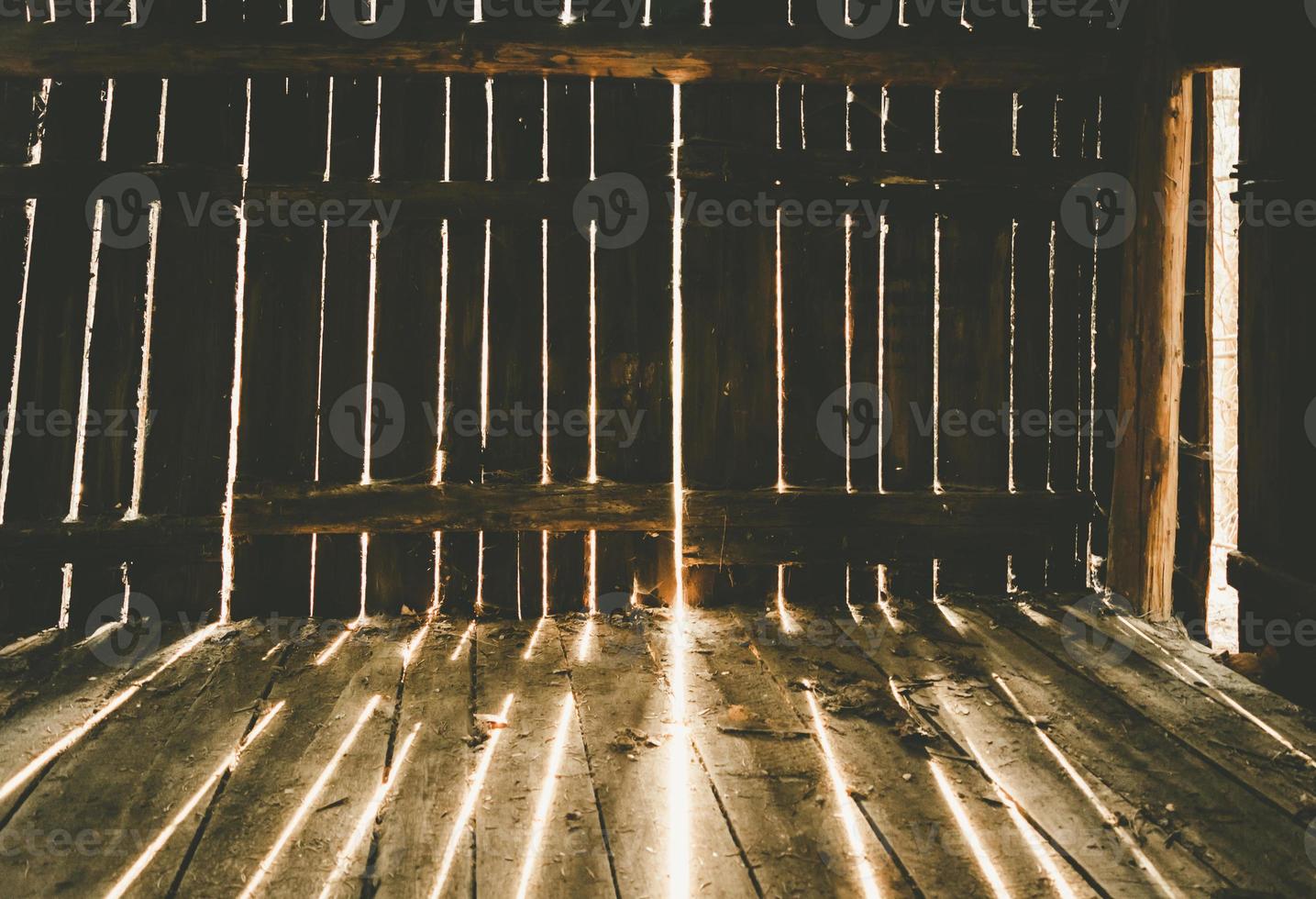 houten hut in de zon foto