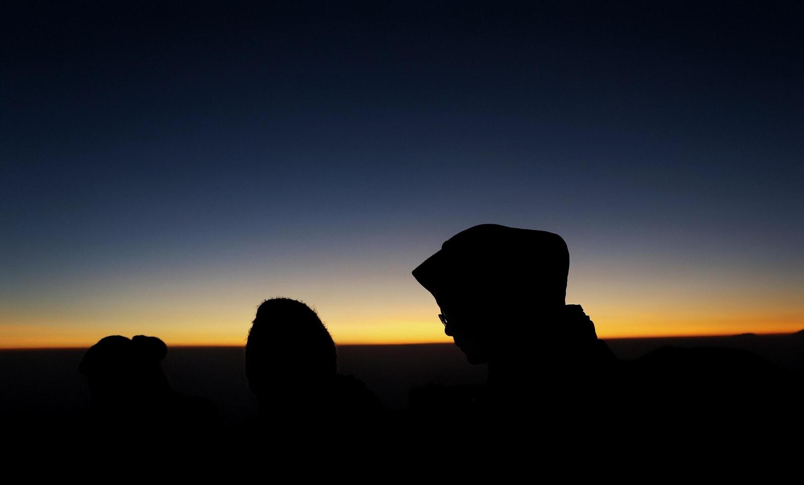 wonosobo, Indonesië 31 augustus 2019. Prau-berg, het prachtige silhouet van de zonsopgang en het uitzicht op de berg, mensen in de ochtend foto