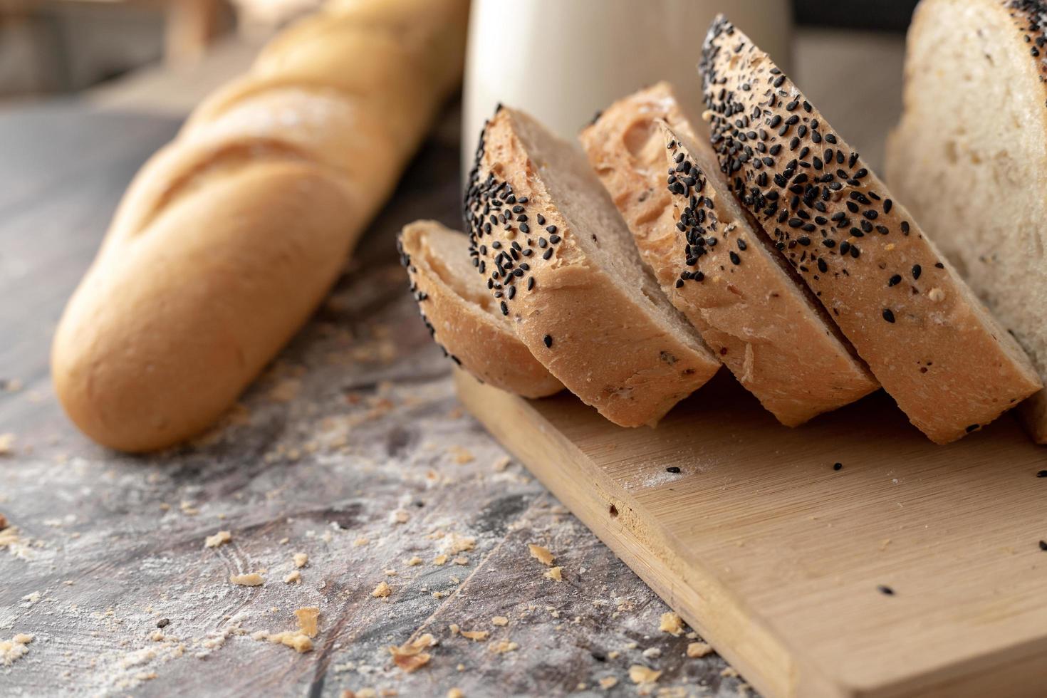 maïsbrood gesneden op de snijplank en houten tafel foto