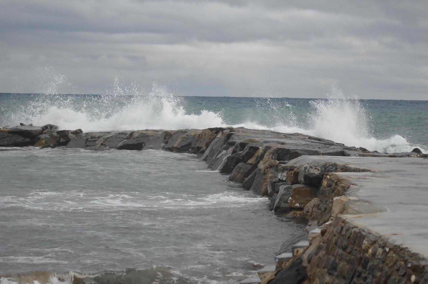 de middellandse zee bij storm foto