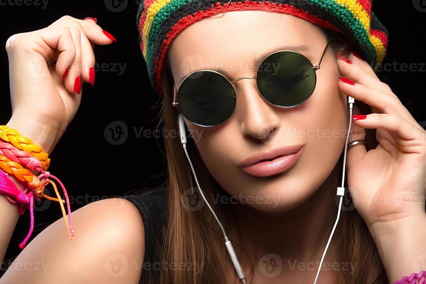 modieuze jonge vrouw die van muziek geniet door hoofdtelefoon foto