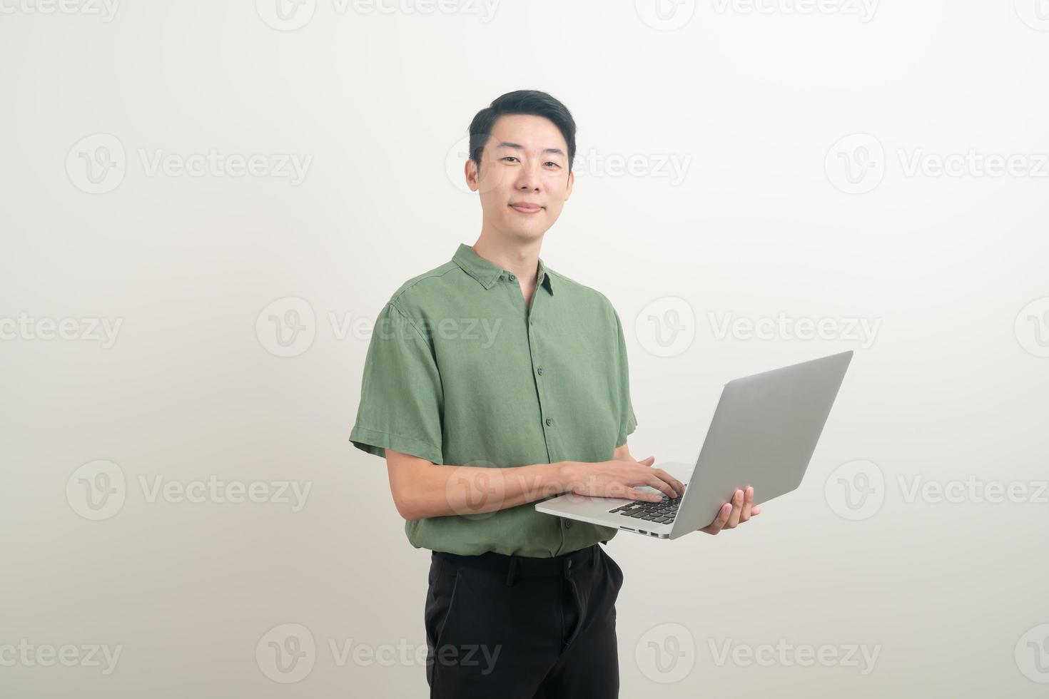 jonge Aziatische man met laptop bij de hand foto