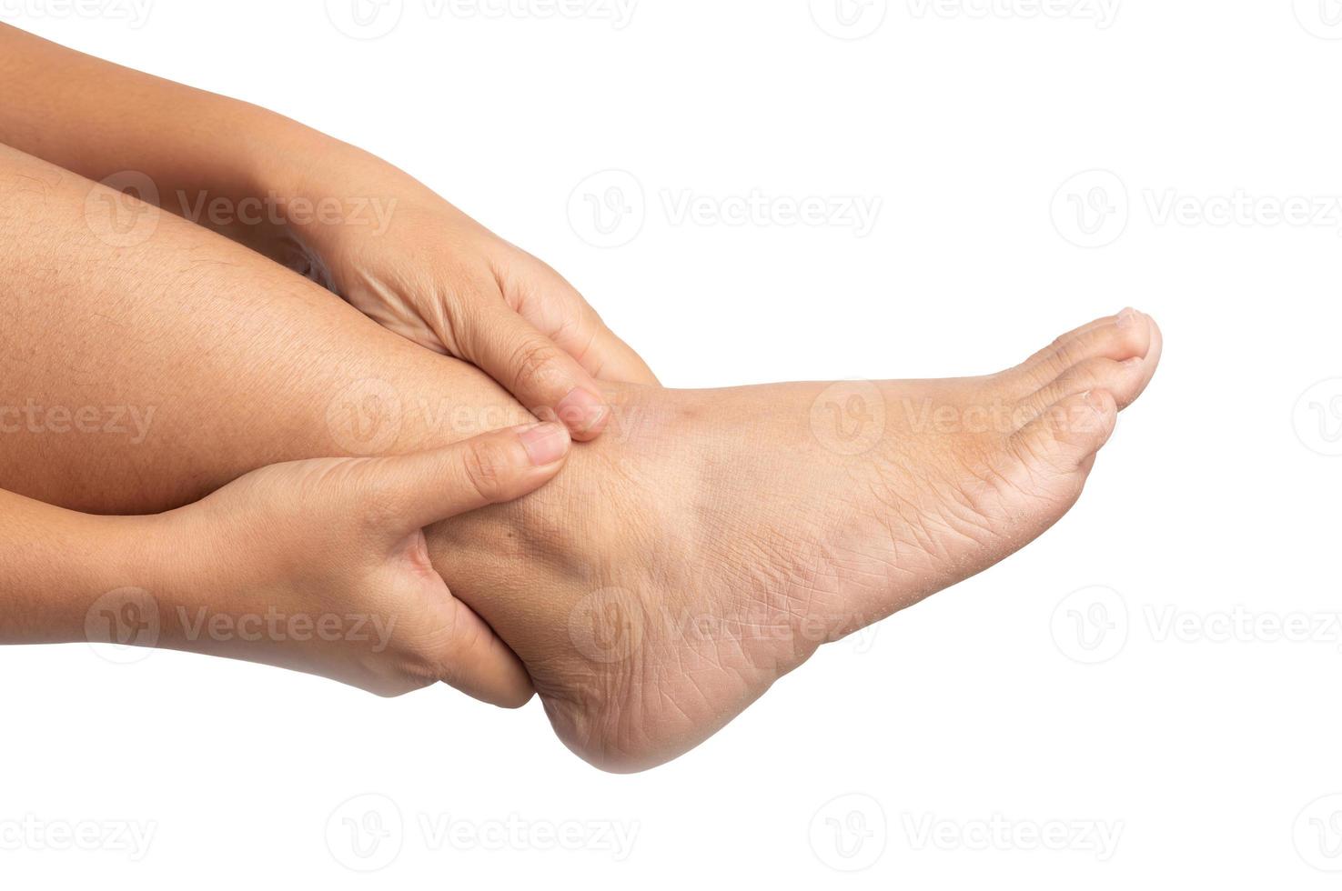 vrouw met enkelpijn die twee handen gebruikt die een been vasthouden en haar pijnlijk masseert op geïsoleerd foto