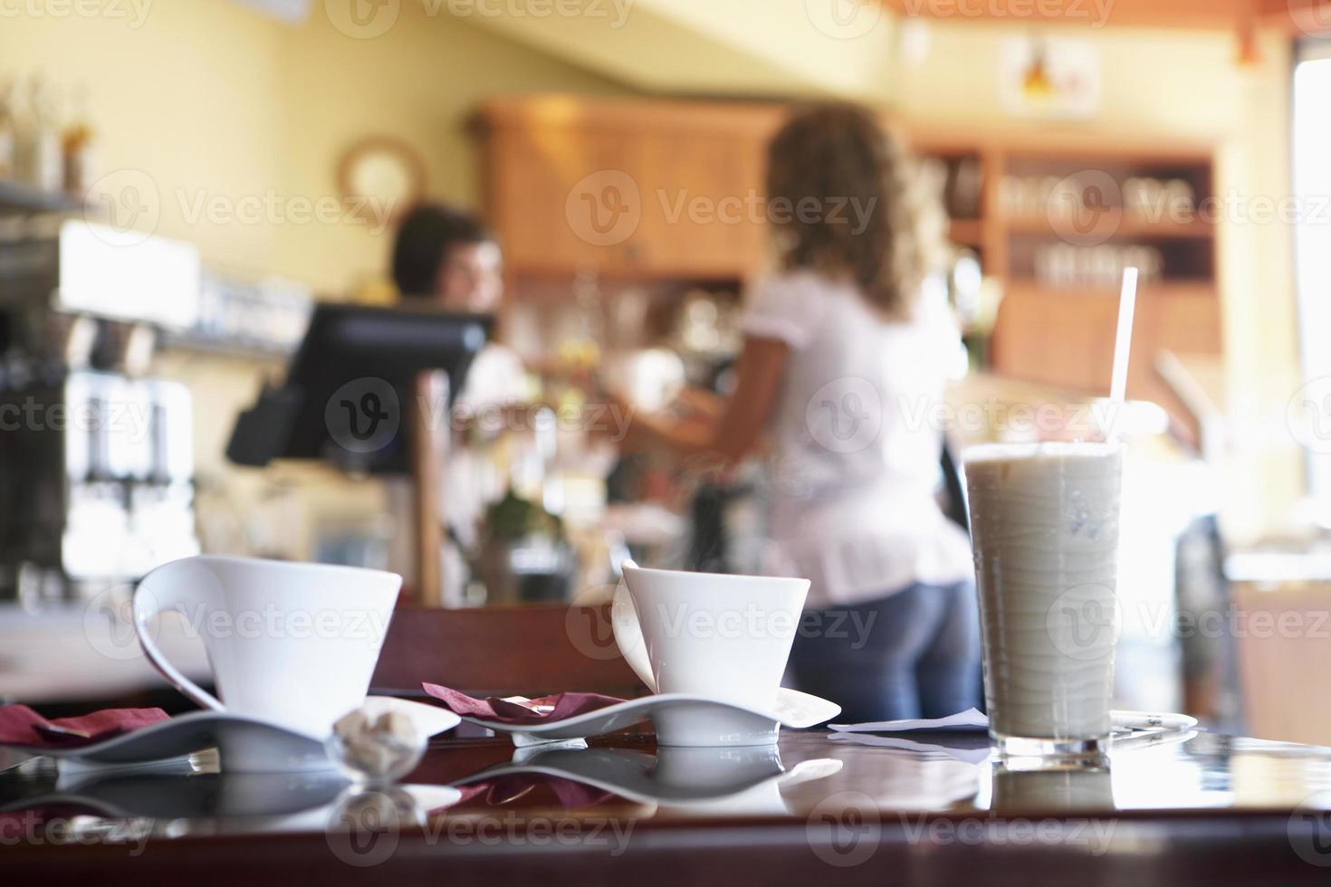 serveerster die vrouwelijke klant in caf? bedient foto