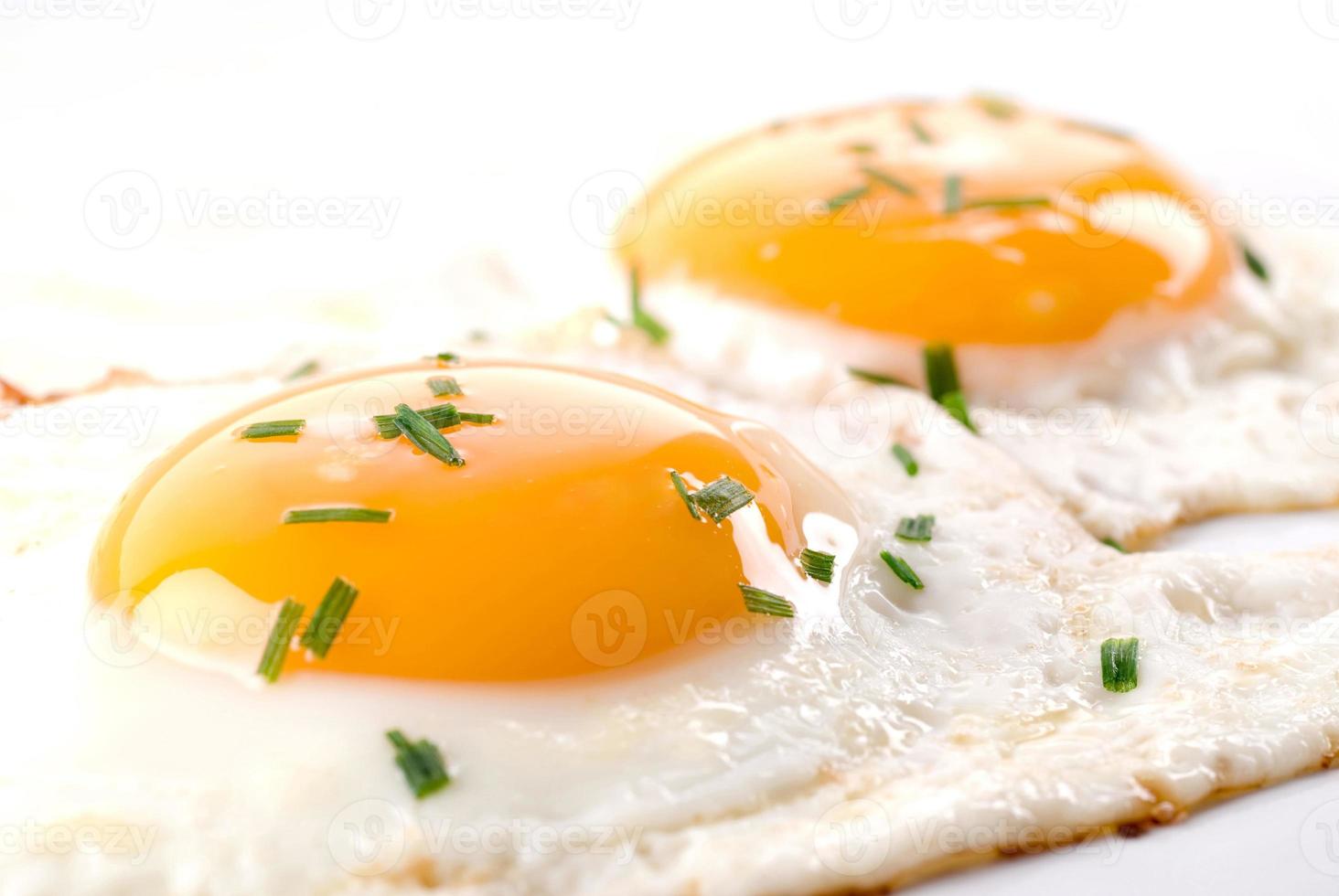een close up van gebakken eieren met kruiden foto