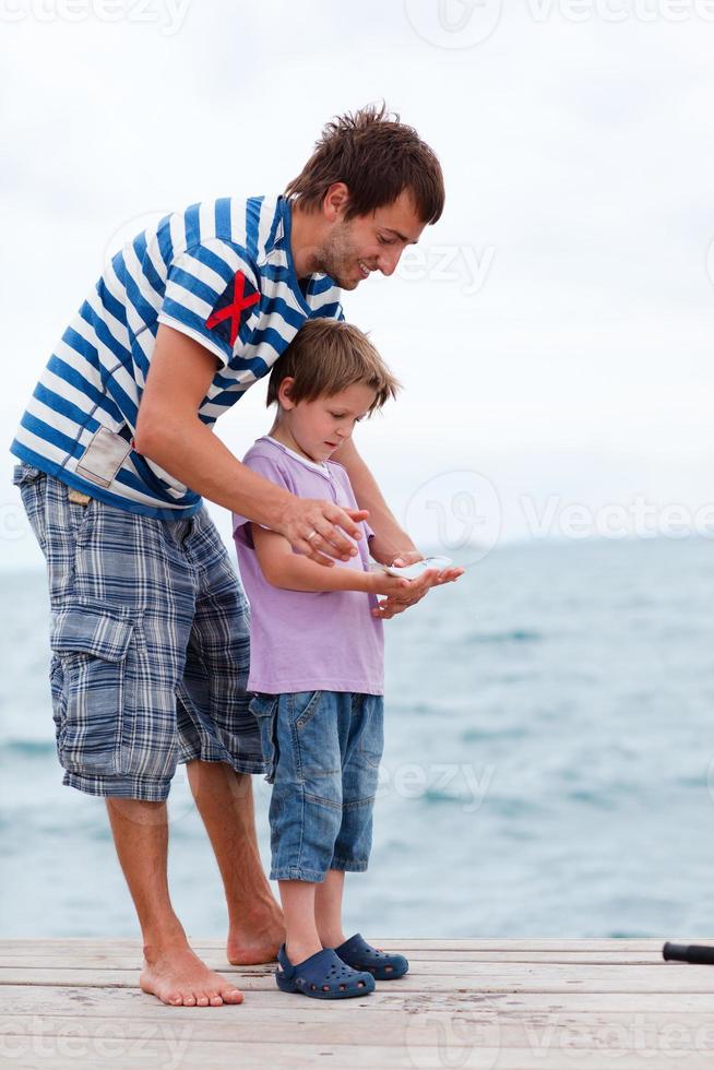 vader en zoon vingen vis foto