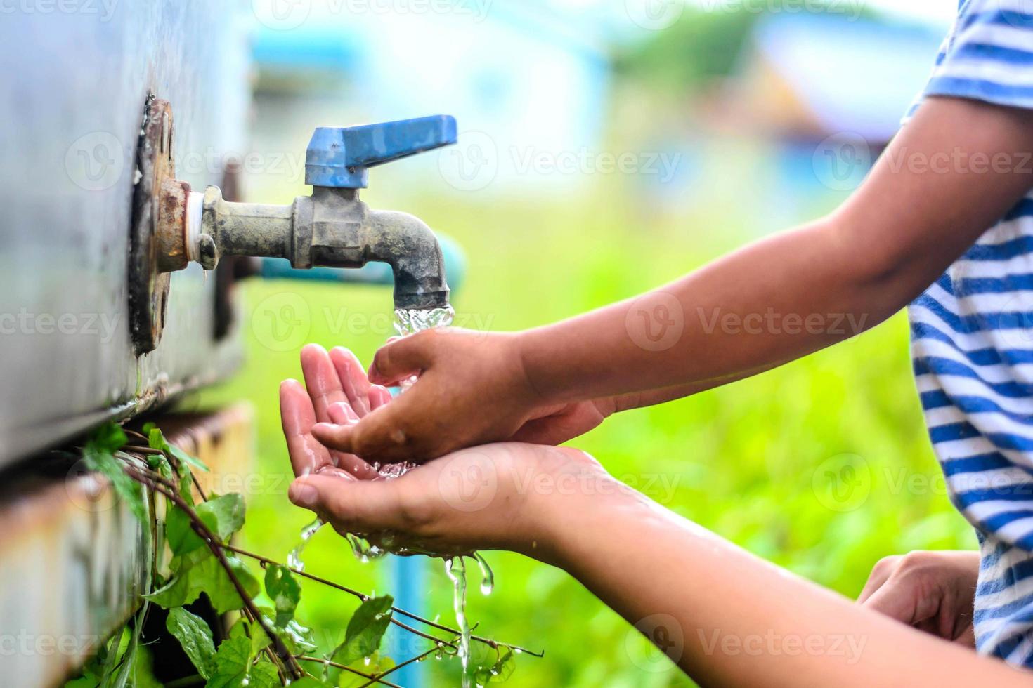 kind handen wassen met moeder, selectieve focuspunt. foto