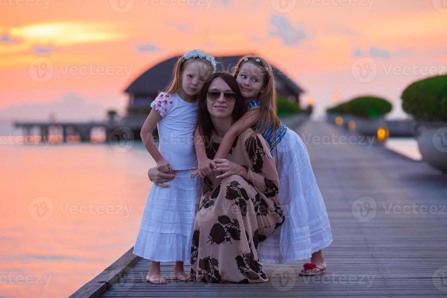 jonge moeder en twee van haar kinderen in exotische resort foto