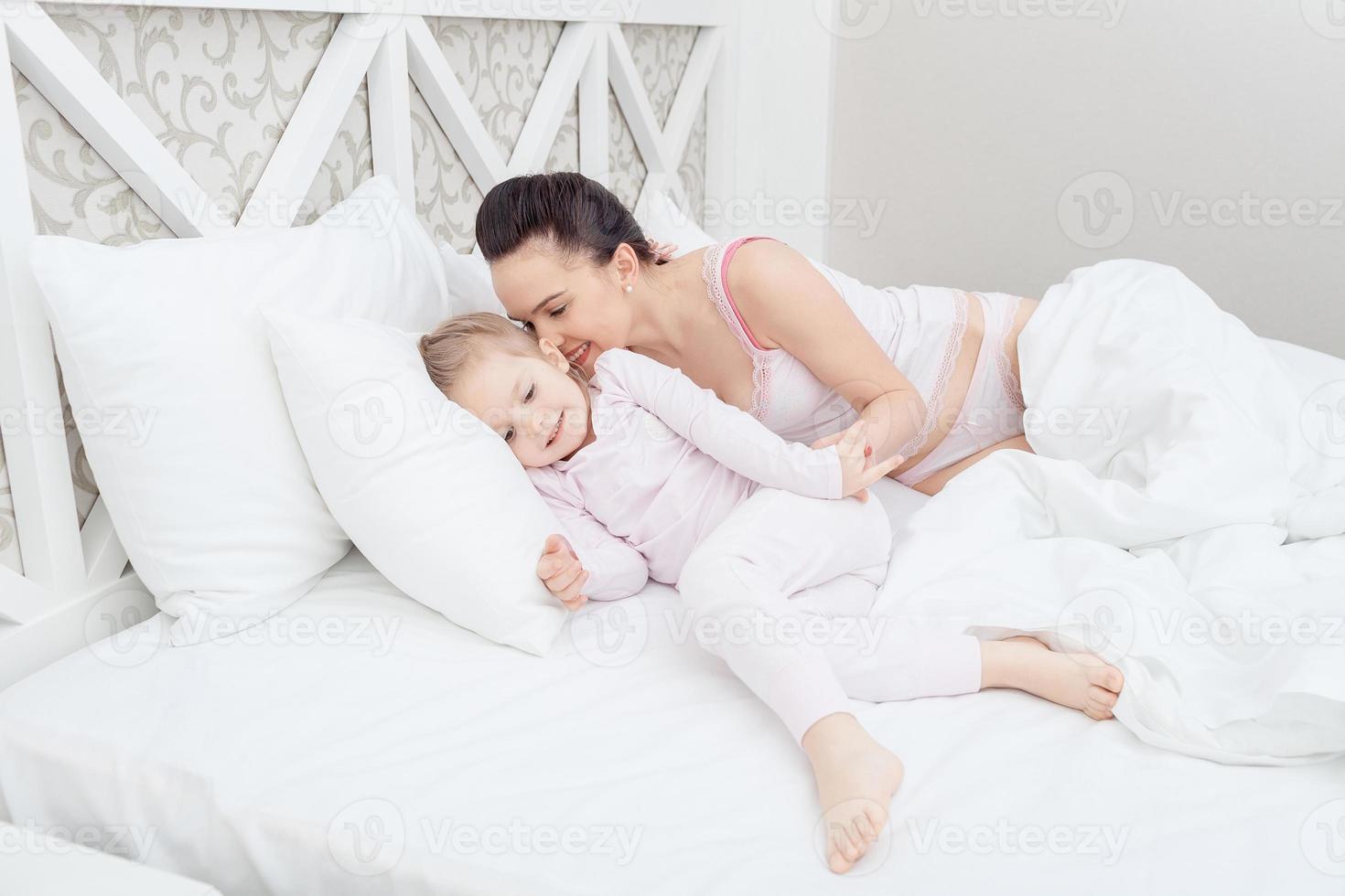 moeder en dochter in bed foto
